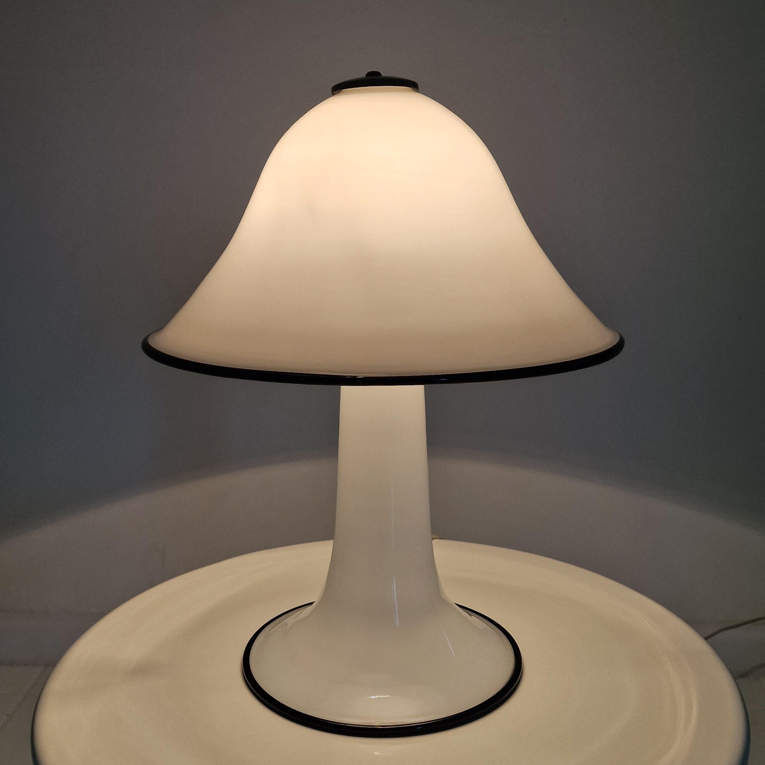 Rara lámpara seta de Murano de los años 70 - Vidrio soplado a mano con luz blanca difusa Cristal de Murano en venta