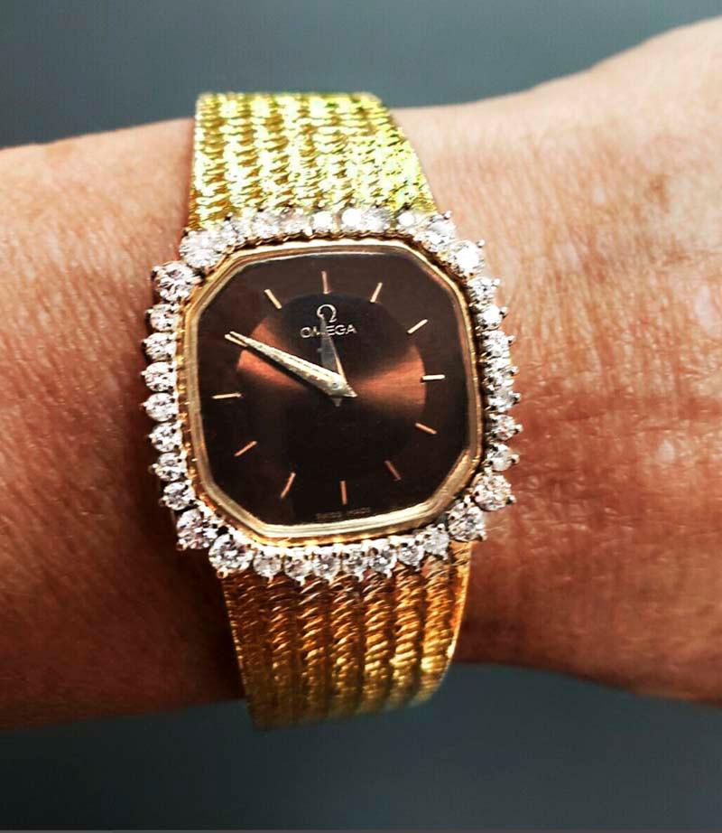 Timepiece Dimensions:

24mm x 25mm 

Bracelet length: 170mm

The overall timepiece is in excellent condition and is a beautiful example of where high fashion style meets innovative workmanship that the brand is so famous for having created