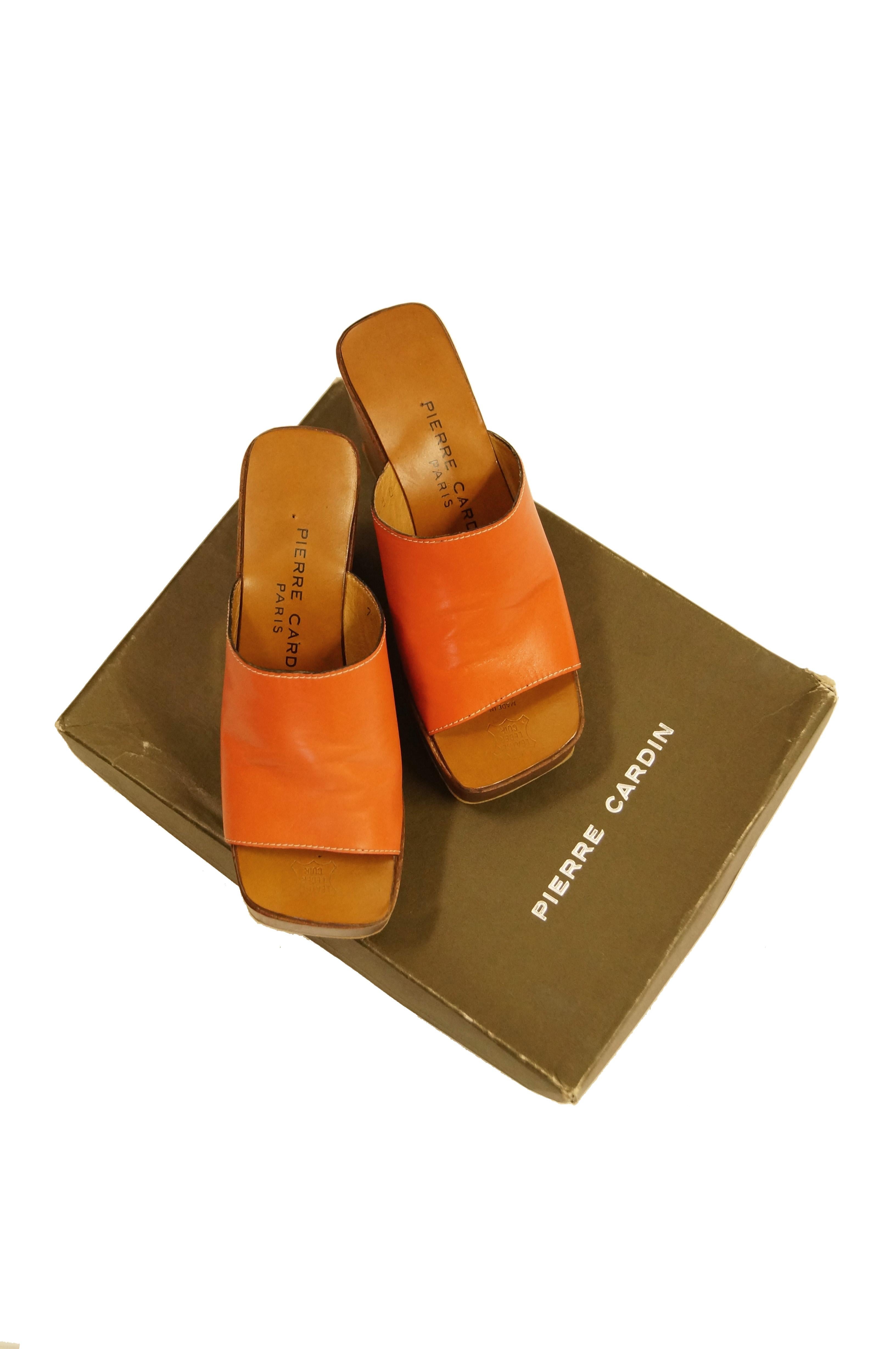 Seltene 1970er Jahre Pierre Cardin orangefarbene Leder- und Holz-Plateaumules:: ikonisch 4