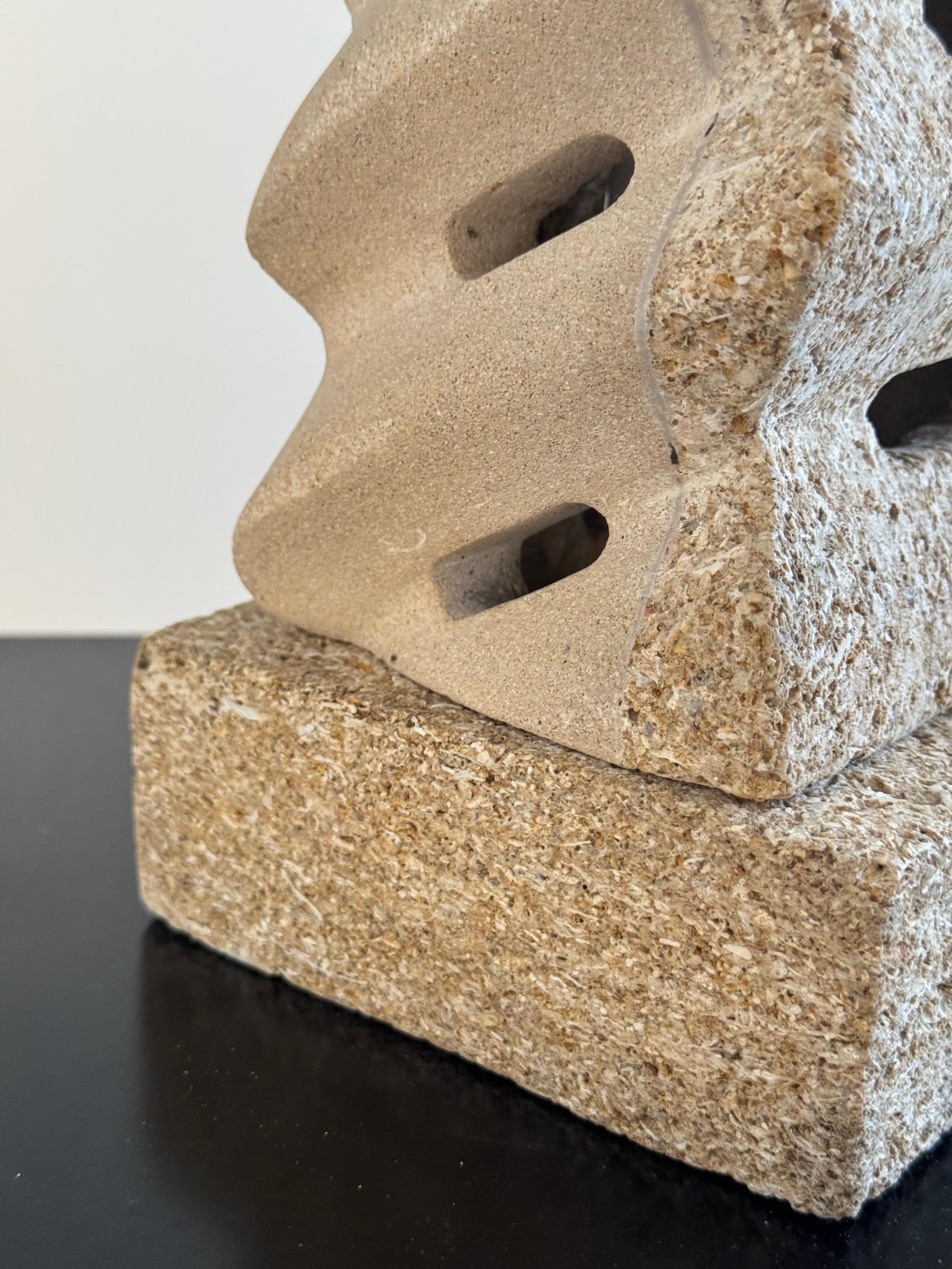 Rara lámpara escultórica de piedra de los años 70 atribuida a Albert Tormos, región de Gard, Francia en venta 2
