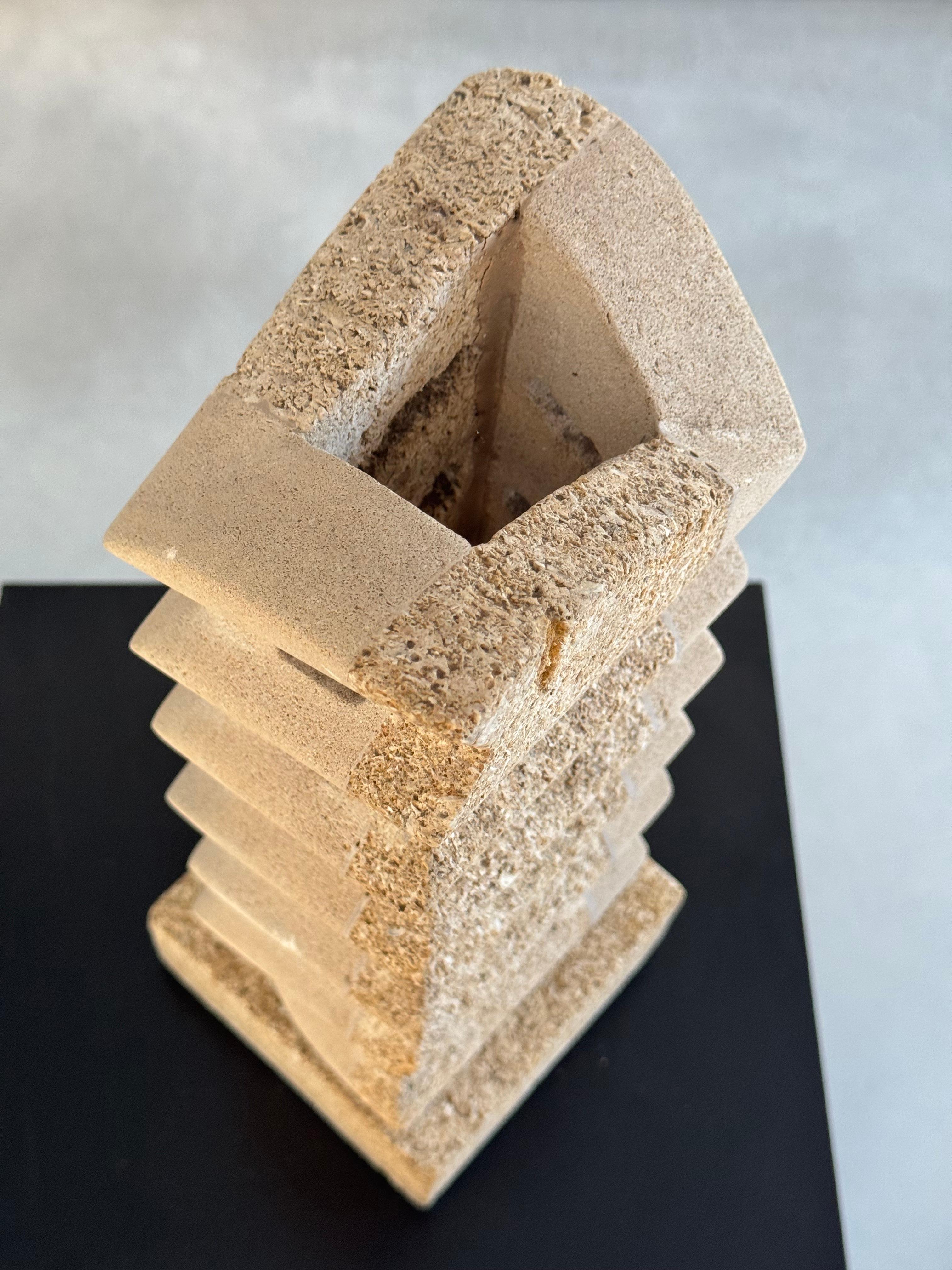 Rara lámpara escultórica de piedra de los años 70 atribuida a Albert Tormos, región de Gard, Francia en venta 3
