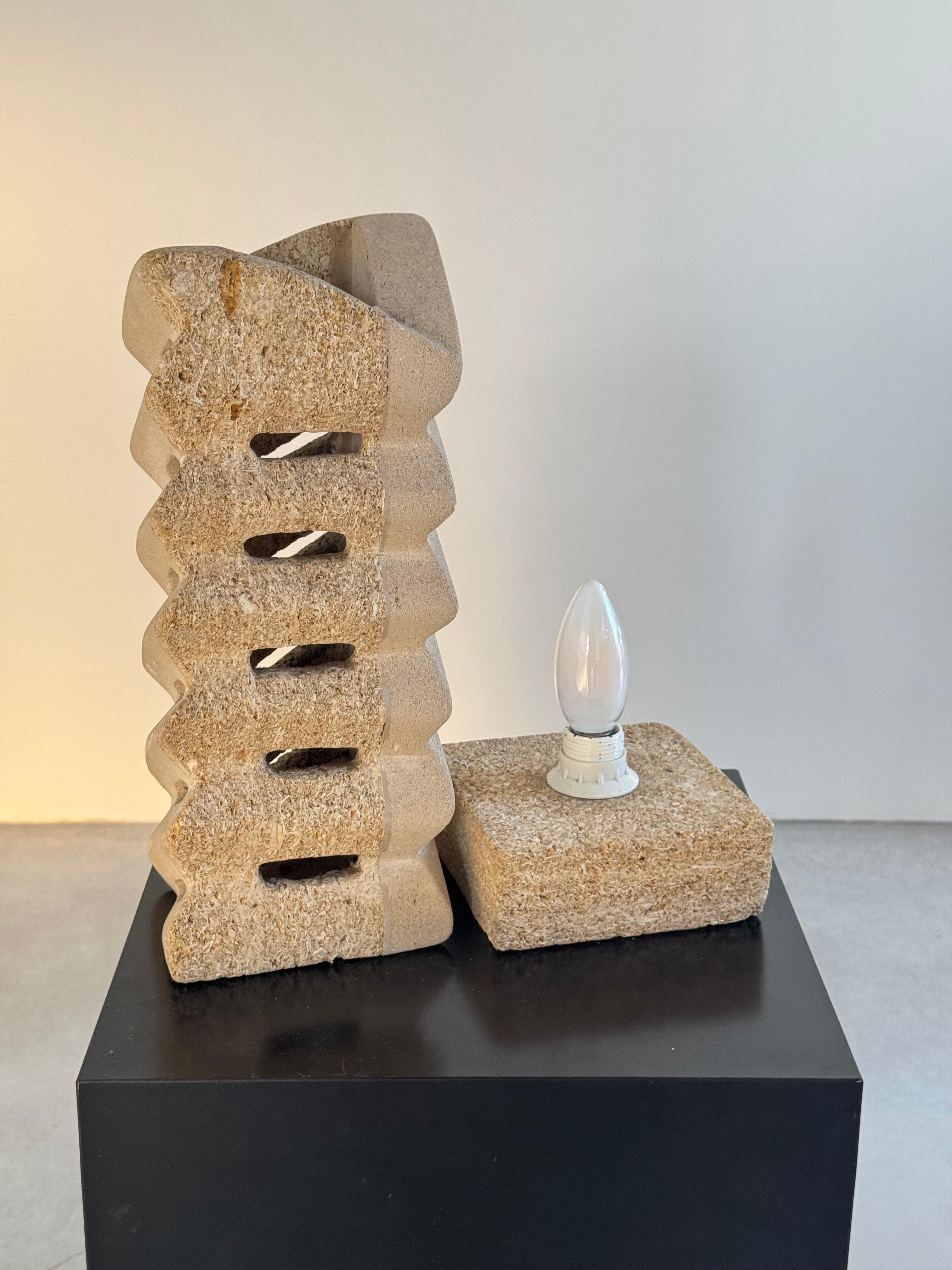 Rara lámpara escultórica de piedra de los años 70 atribuida a Albert Tormos, región de Gard, Francia en venta 4