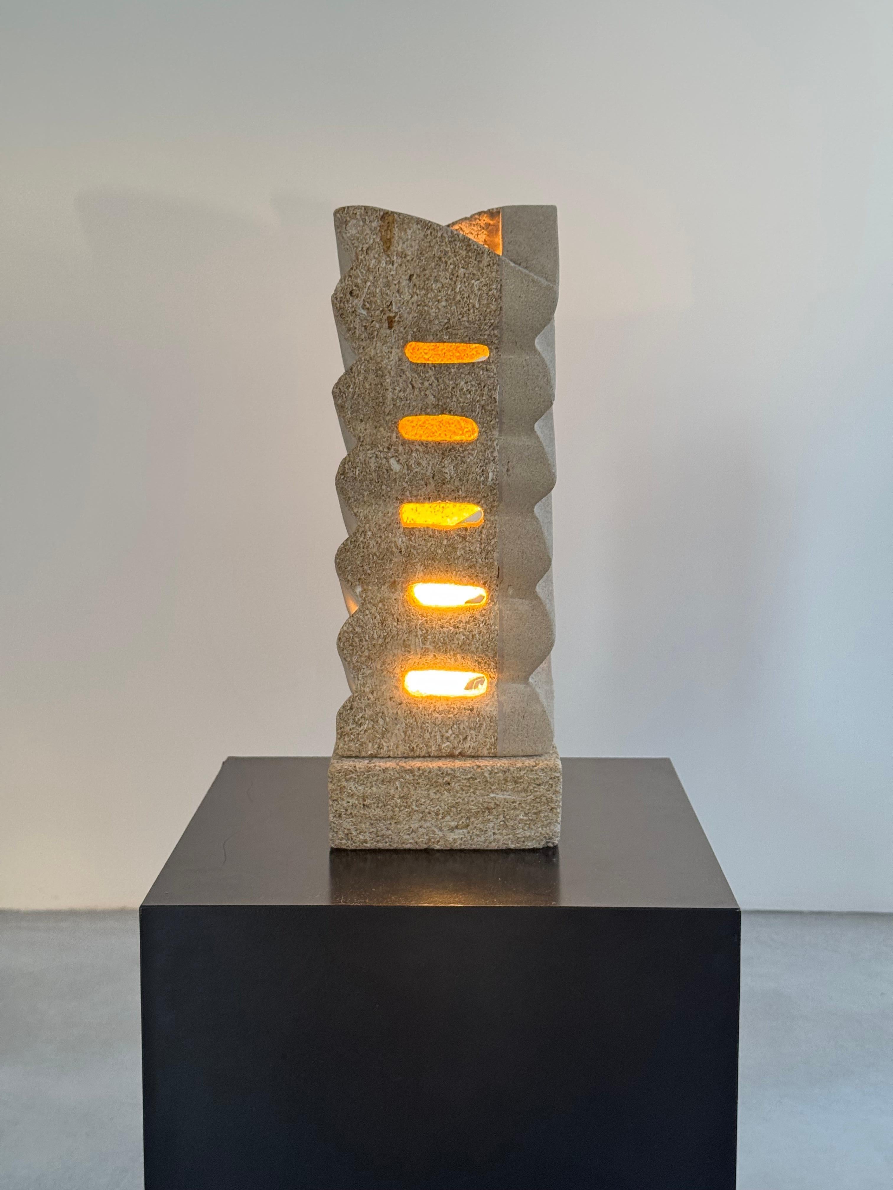 Esta impresionante lámpara escultórica de piedra, fabricada en la región de Gard, data de la década de 1970 y se atribuye al célebre artista Albert Tormos. 
Esta pieza excepcional muestra la artesanía y el diseño modernista de su época, lo que la