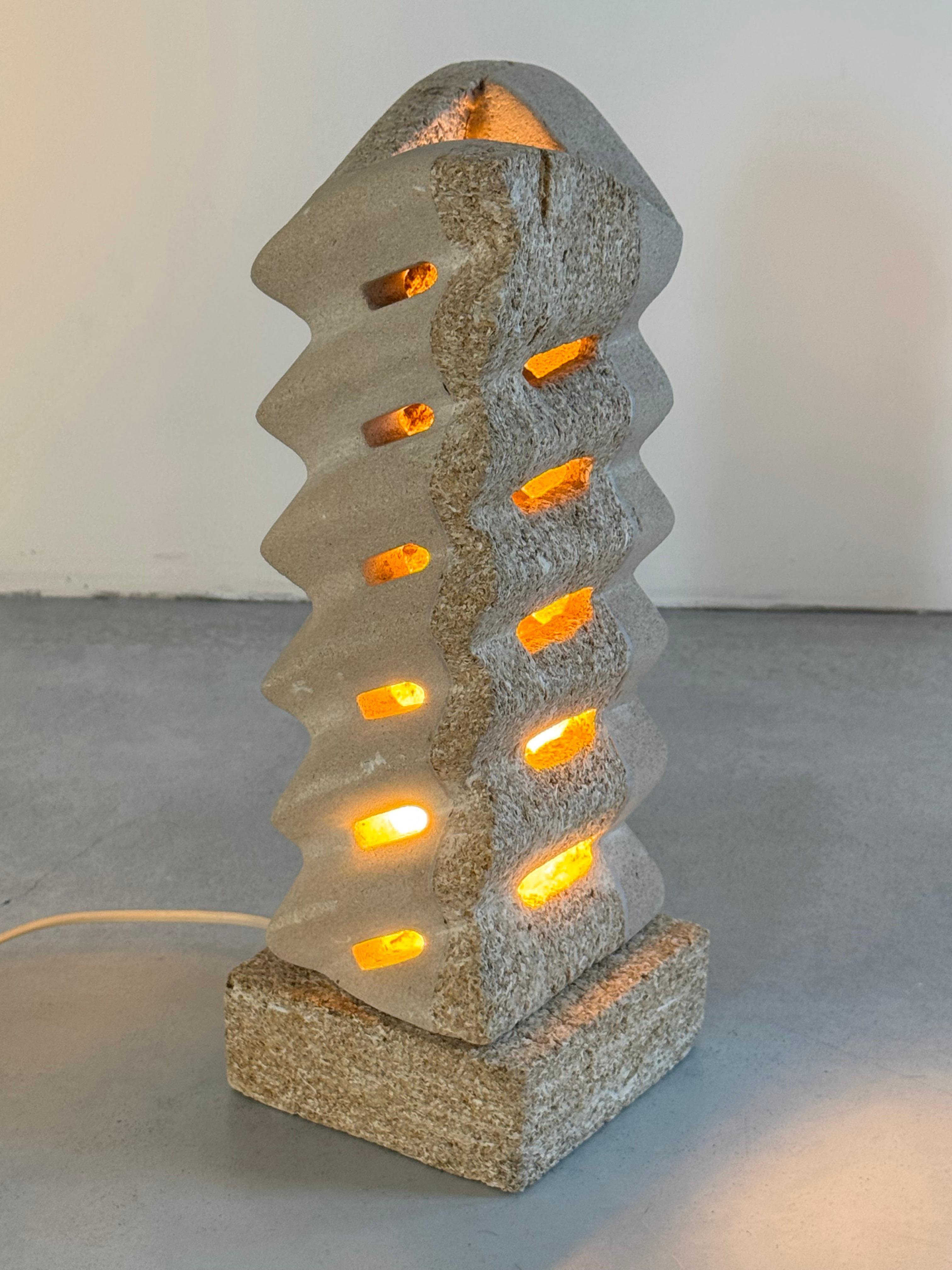 Rara lámpara escultórica de piedra de los años 70 atribuida a Albert Tormos, región de Gard, Francia en venta 12
