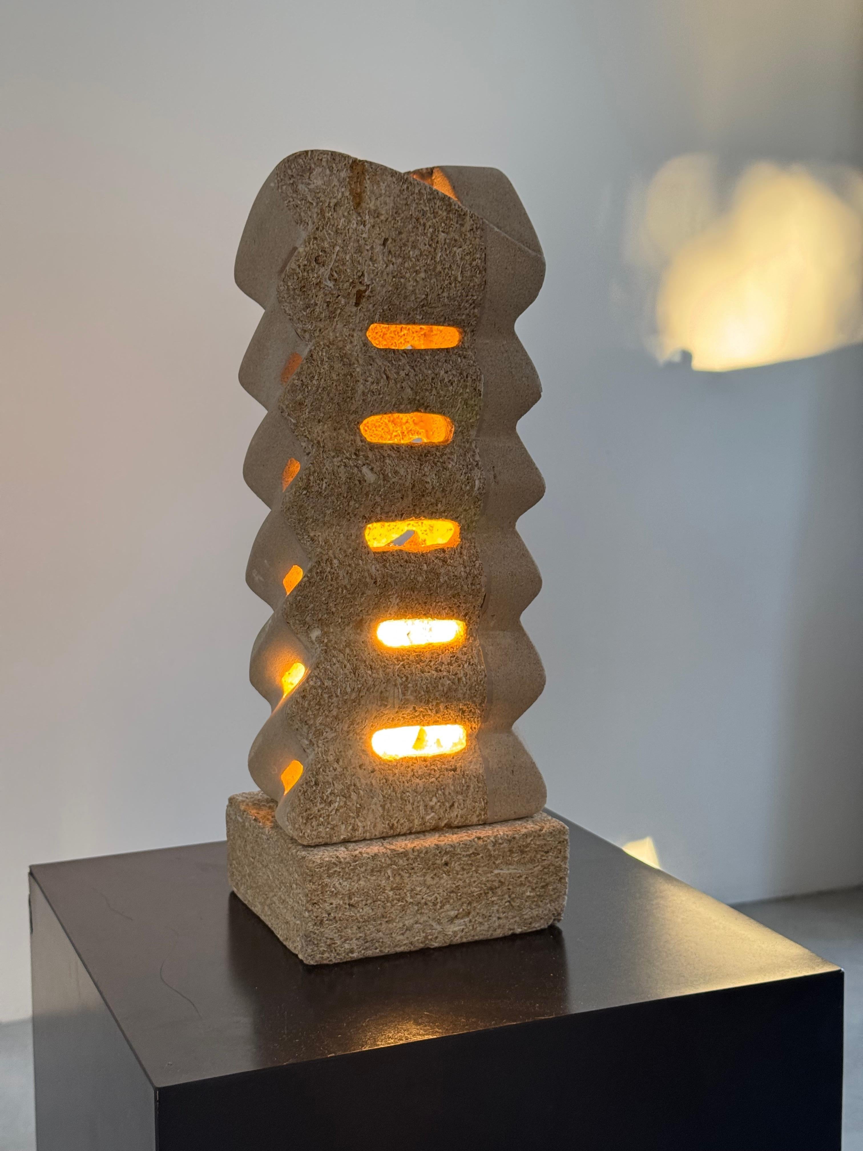 Rara lámpara escultórica de piedra de los años 70 atribuida a Albert Tormos, región de Gard, Francia Provincial francés en venta