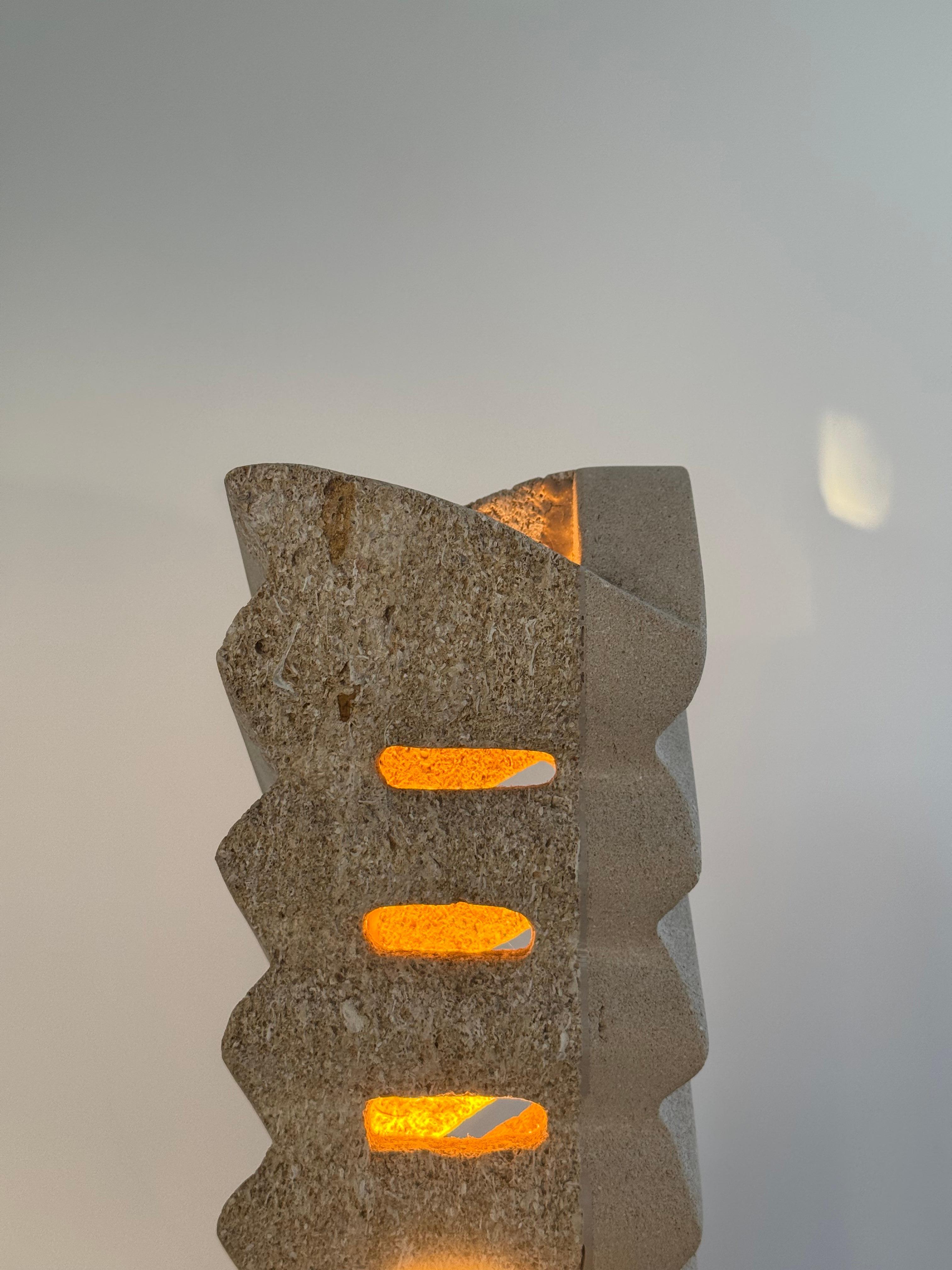 Rara lámpara escultórica de piedra de los años 70 atribuida a Albert Tormos, región de Gard, Francia Francés en venta