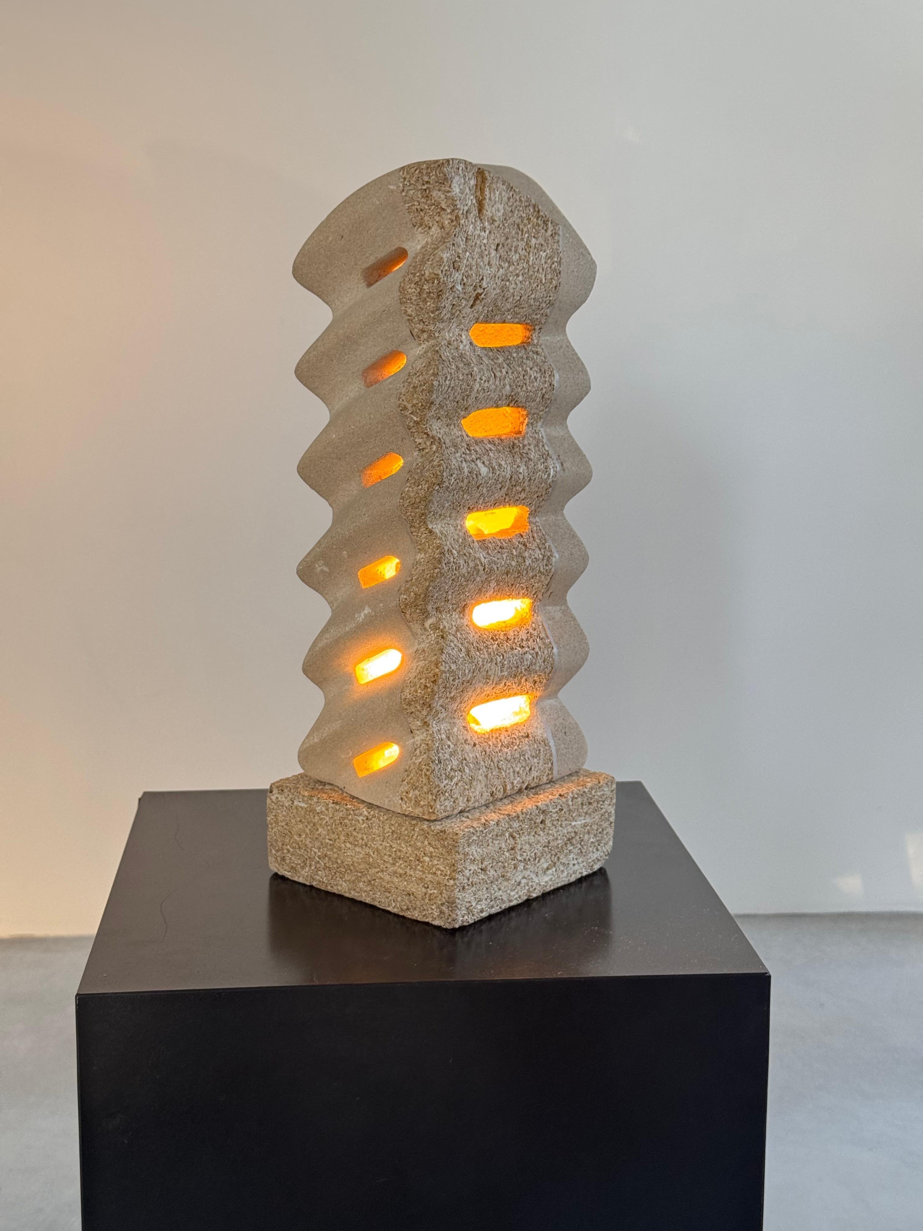 Rara lámpara escultórica de piedra de los años 70 atribuida a Albert Tormos, región de Gard, Francia Tallado a mano en venta
