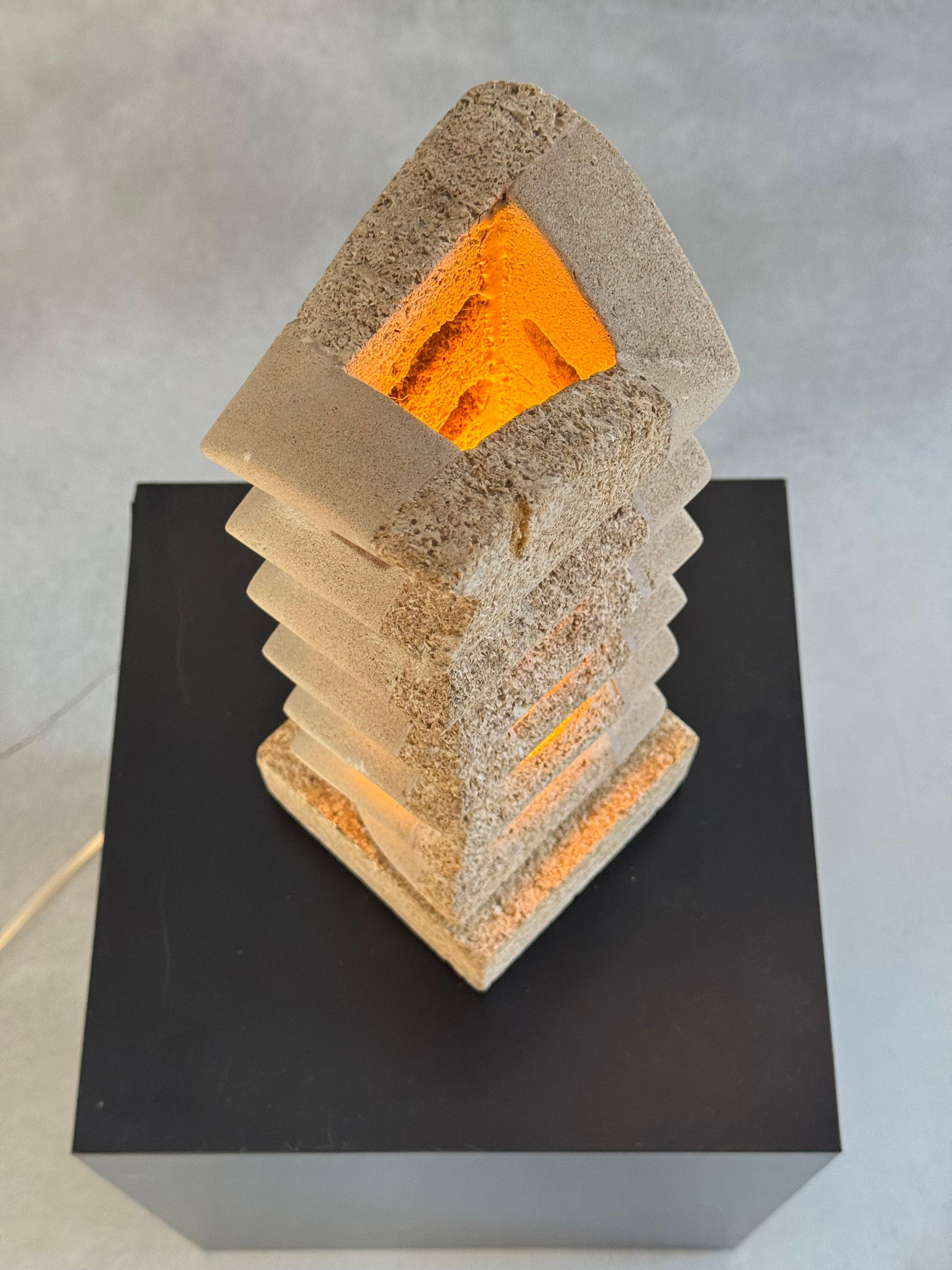 Rara lámpara escultórica de piedra de los años 70 atribuida a Albert Tormos, región de Gard, Francia en Bueno estado para la venta en leucate, FR