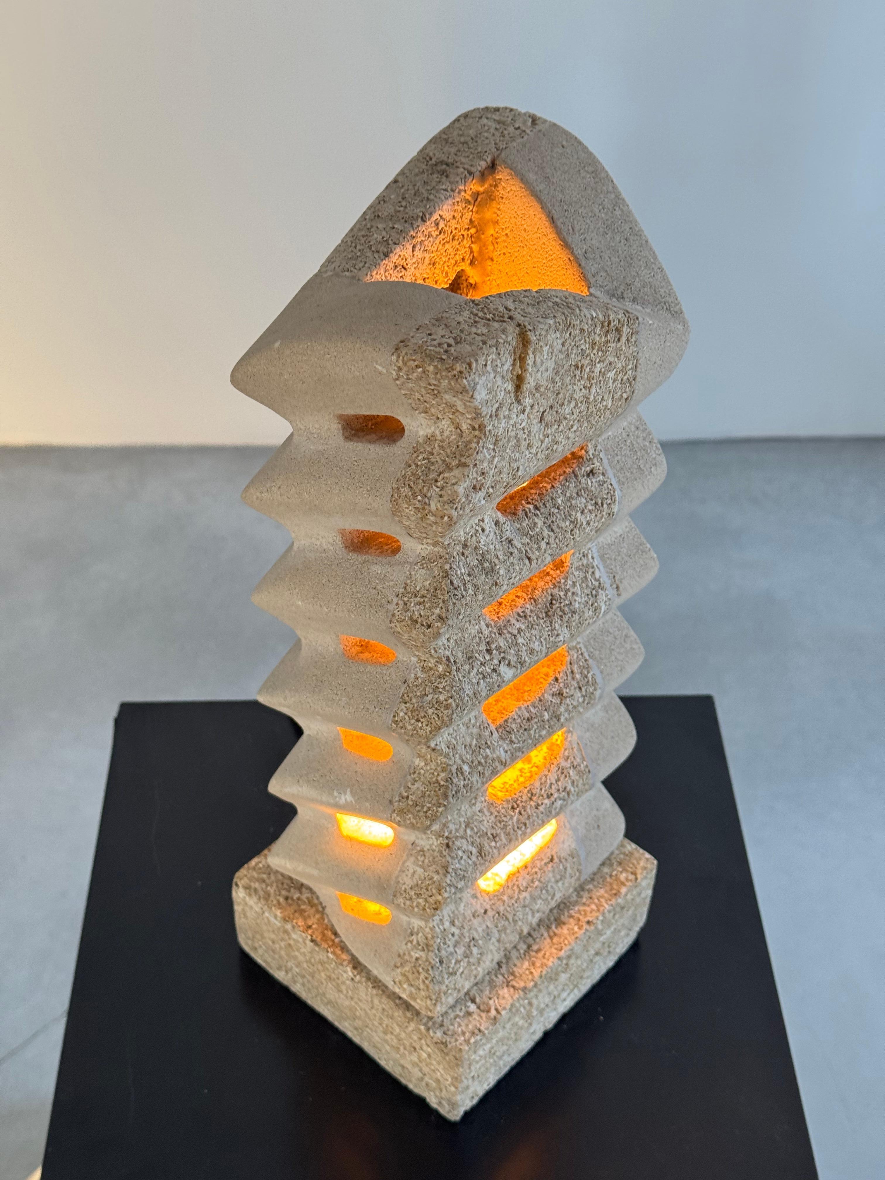 Rara lámpara escultórica de piedra de los años 70 atribuida a Albert Tormos, región de Gard, Francia finales del siglo XX en venta