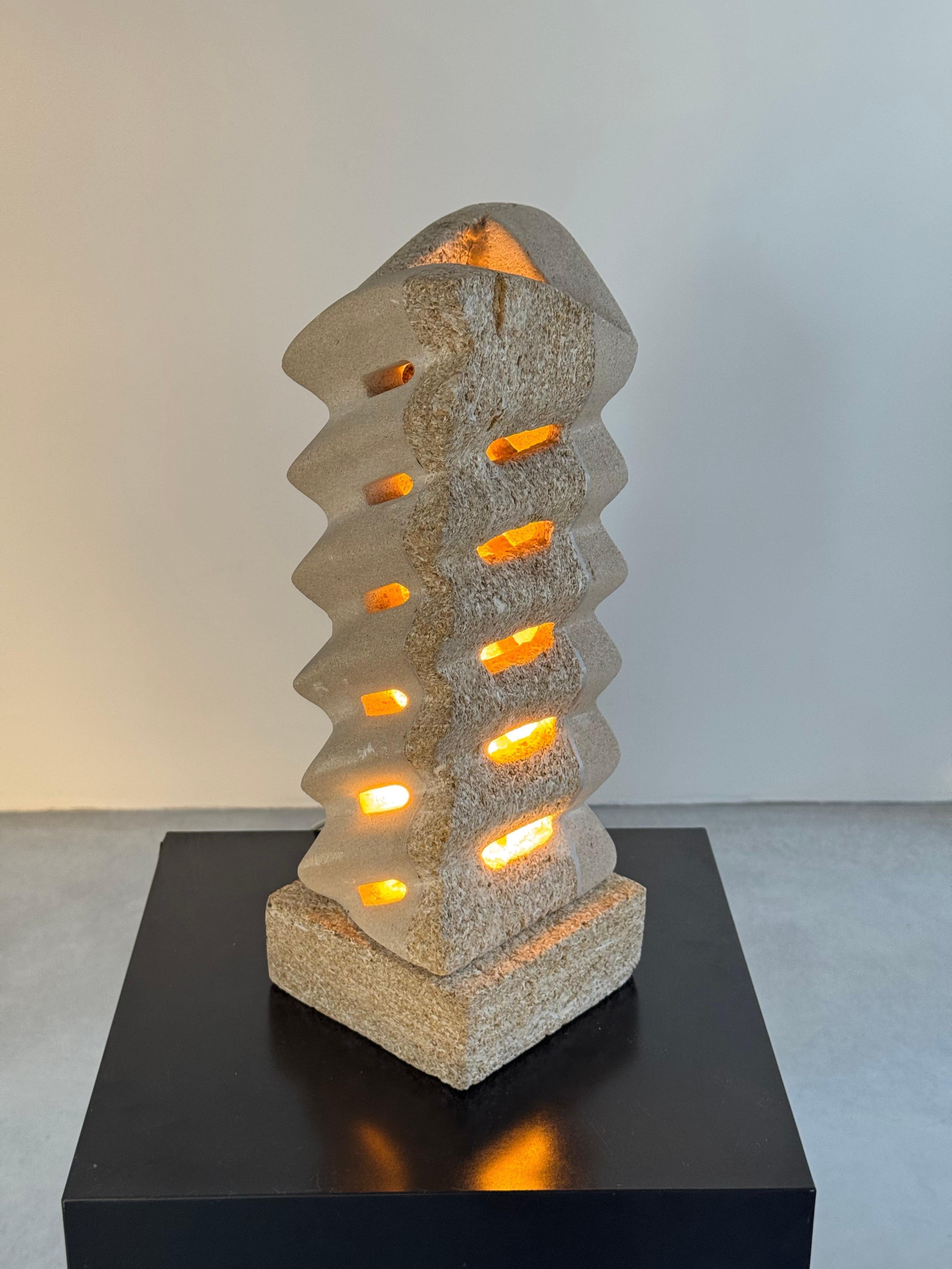 Rara lámpara escultórica de piedra de los años 70 atribuida a Albert Tormos, región de Gard, Francia Piedra en venta