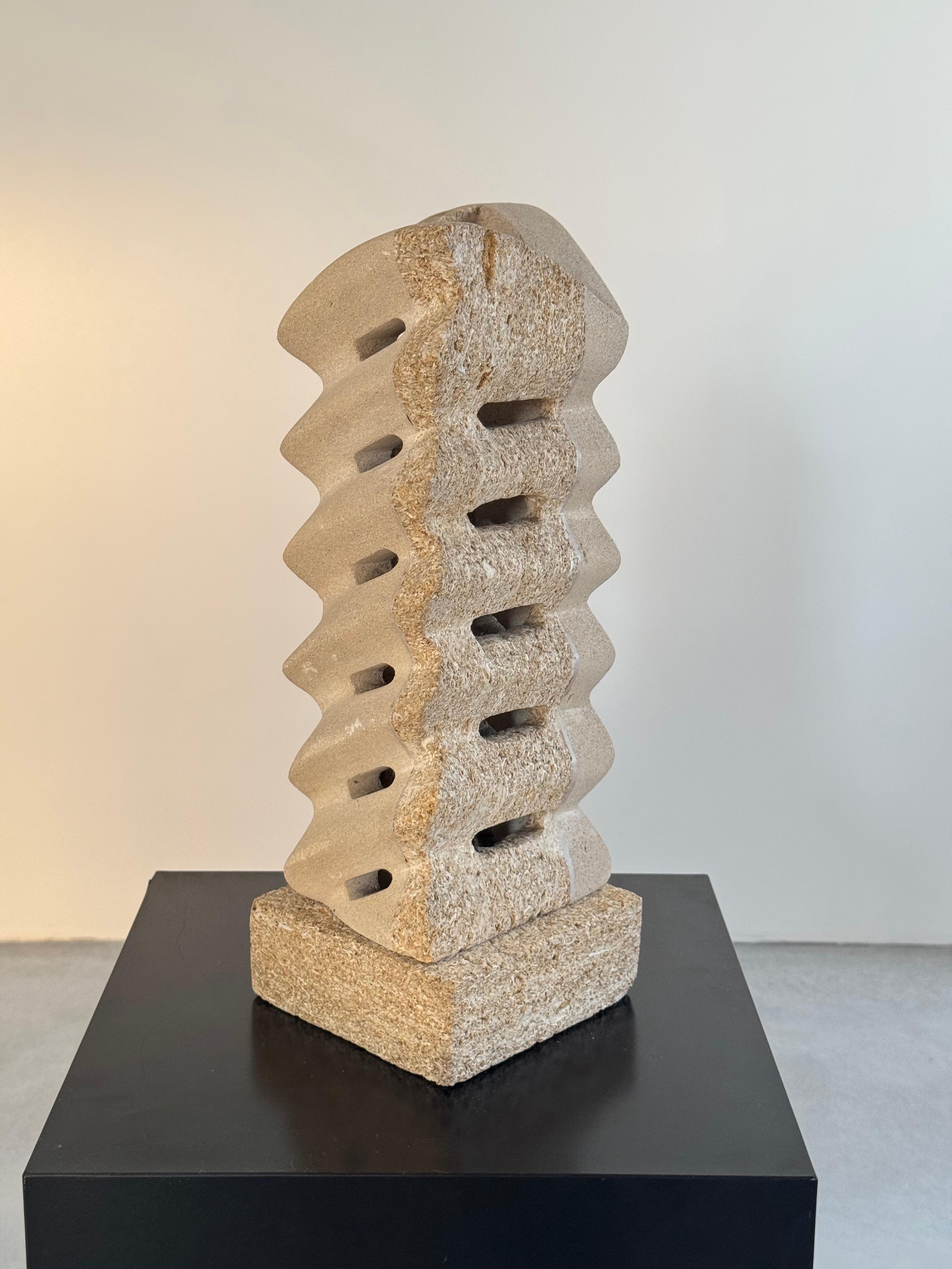 Rara lámpara escultórica de piedra de los años 70 atribuida a Albert Tormos, región de Gard, Francia en venta 1