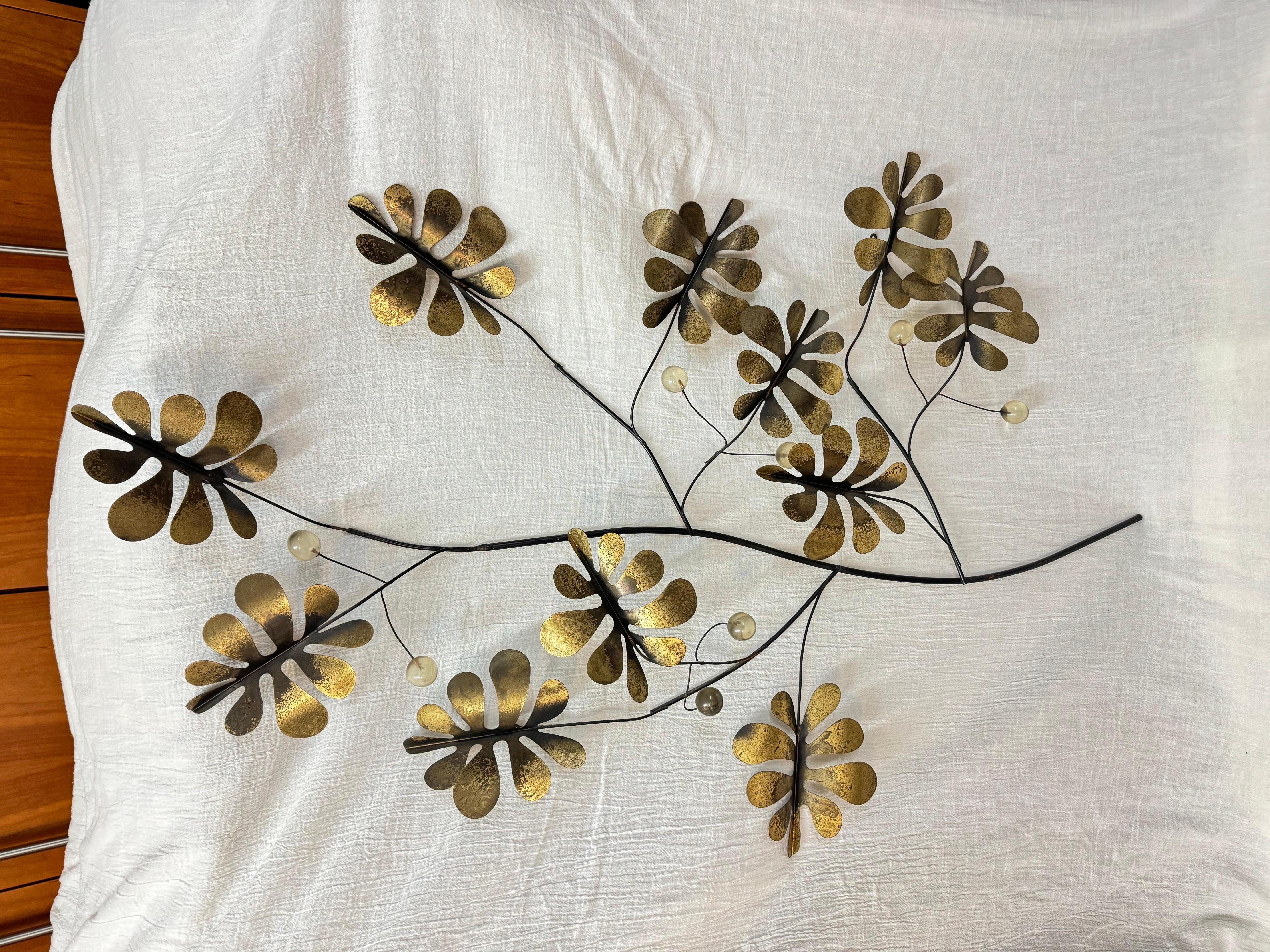 Rara escultura de pared de rama de árbol firmada por Curtis Jere en la década de 1970. Diseño abstracto en metal con hojas de roble y bolas o bellotas de lucite. Una pieza divertida y caprichosa para alegrar cualquier habitación. Firmado en la parte