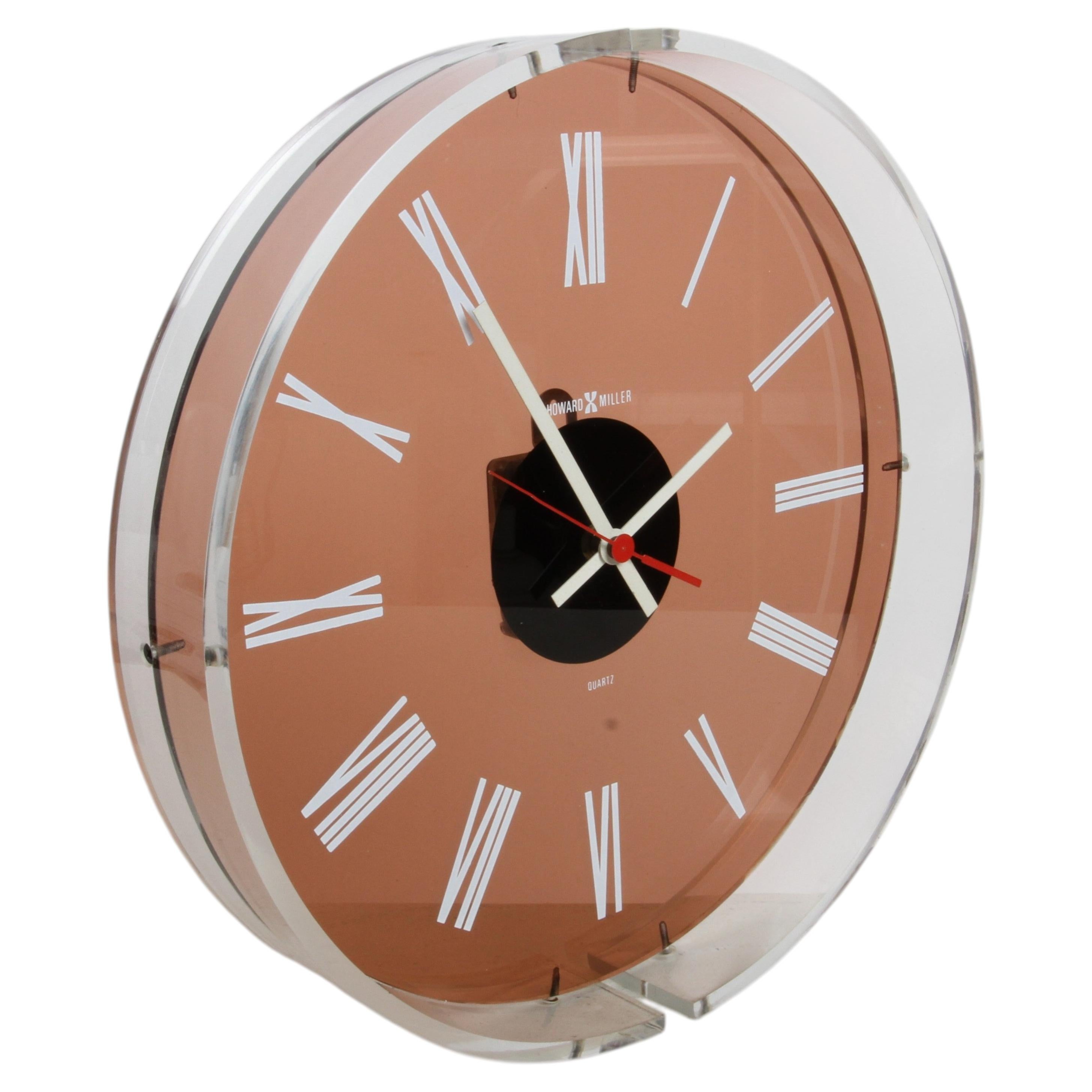 Horloge murale vintage rare Howard Miller MCM « Floating Lucite » des années 1970 – Chiffres romains