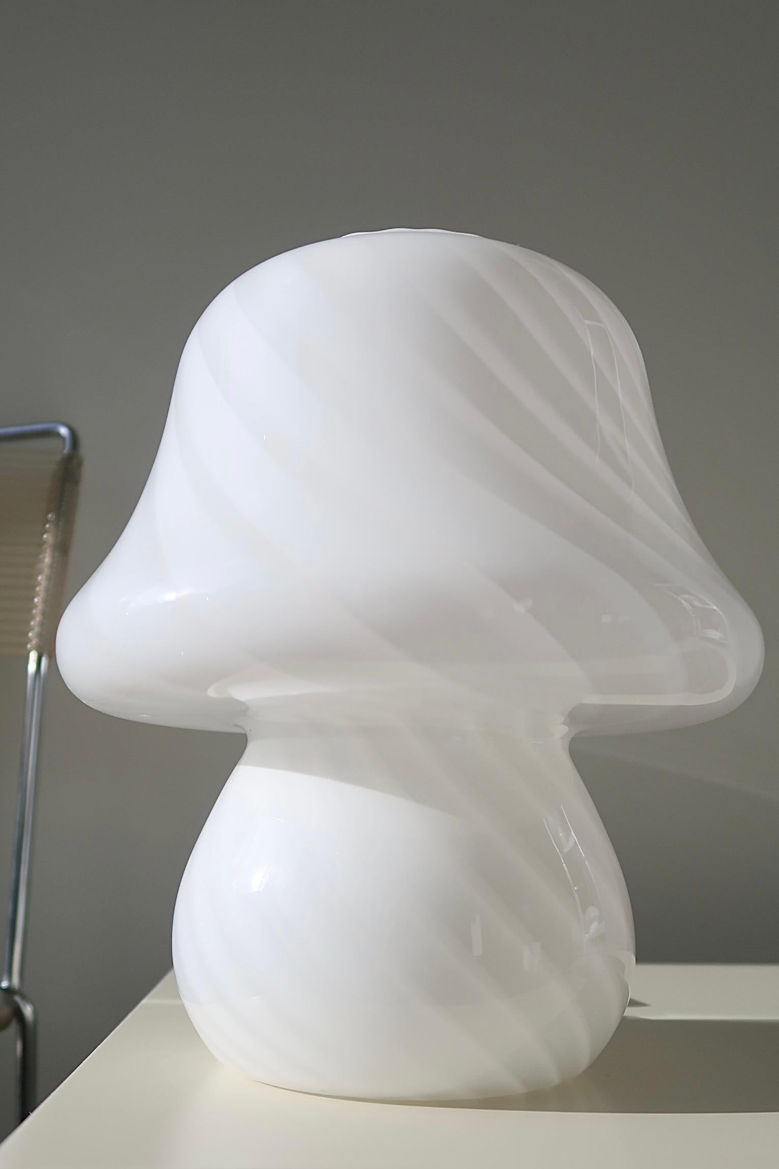 Beautiful vintage Murano mushroom lamp in medium size. Perfectly balanced shape in mouth-blown white glass with swirl pattern. Handmade in Italy, 1960s-1970s, and comes with new white cord. ?

H: 27 cm D: 22 cm.

