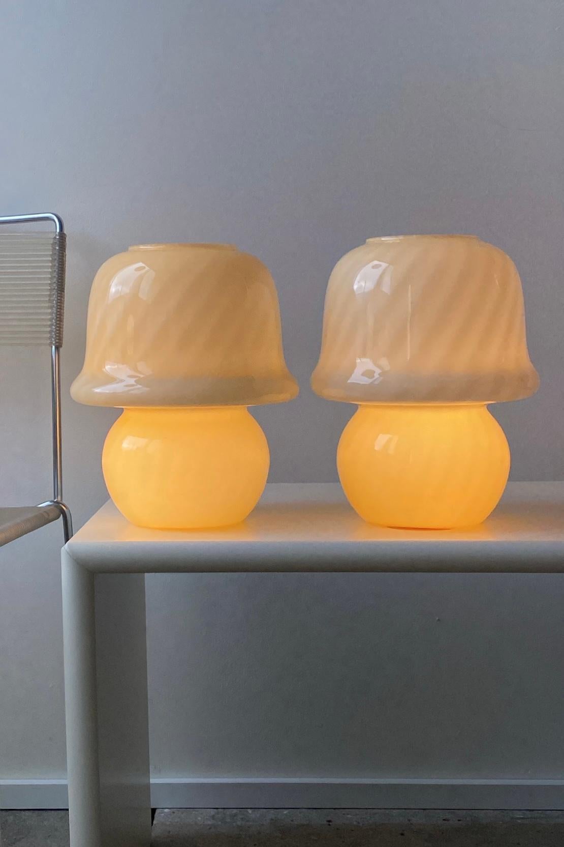 Lampe champignon Vintage Murano d'une forme rare. Soufflé à la bouche dans une belle teinte jaune en une seule pièce de verre avec un motif tourbillonnant. Fait à la main en Italie, années 1970. 
H:27 cm D:20 cm 



