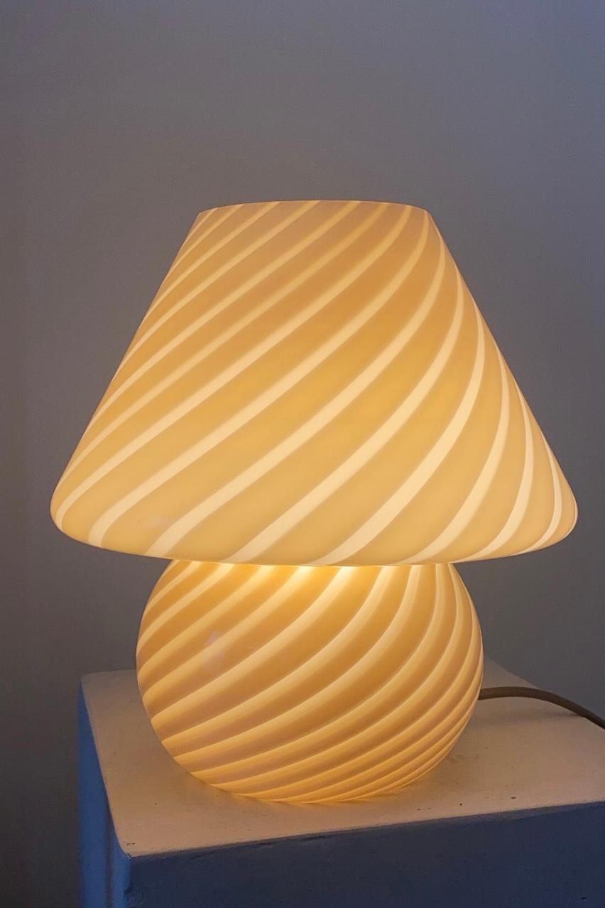 Vintage medium Murano mushroom table lamp in a beautiful cream yellow shade. Mouth-blown in one piece of glass with a swirl pattern. Handmade in Italy, 1960s/70s. ⁠
H: 26 cm D: 24 cm⁠


