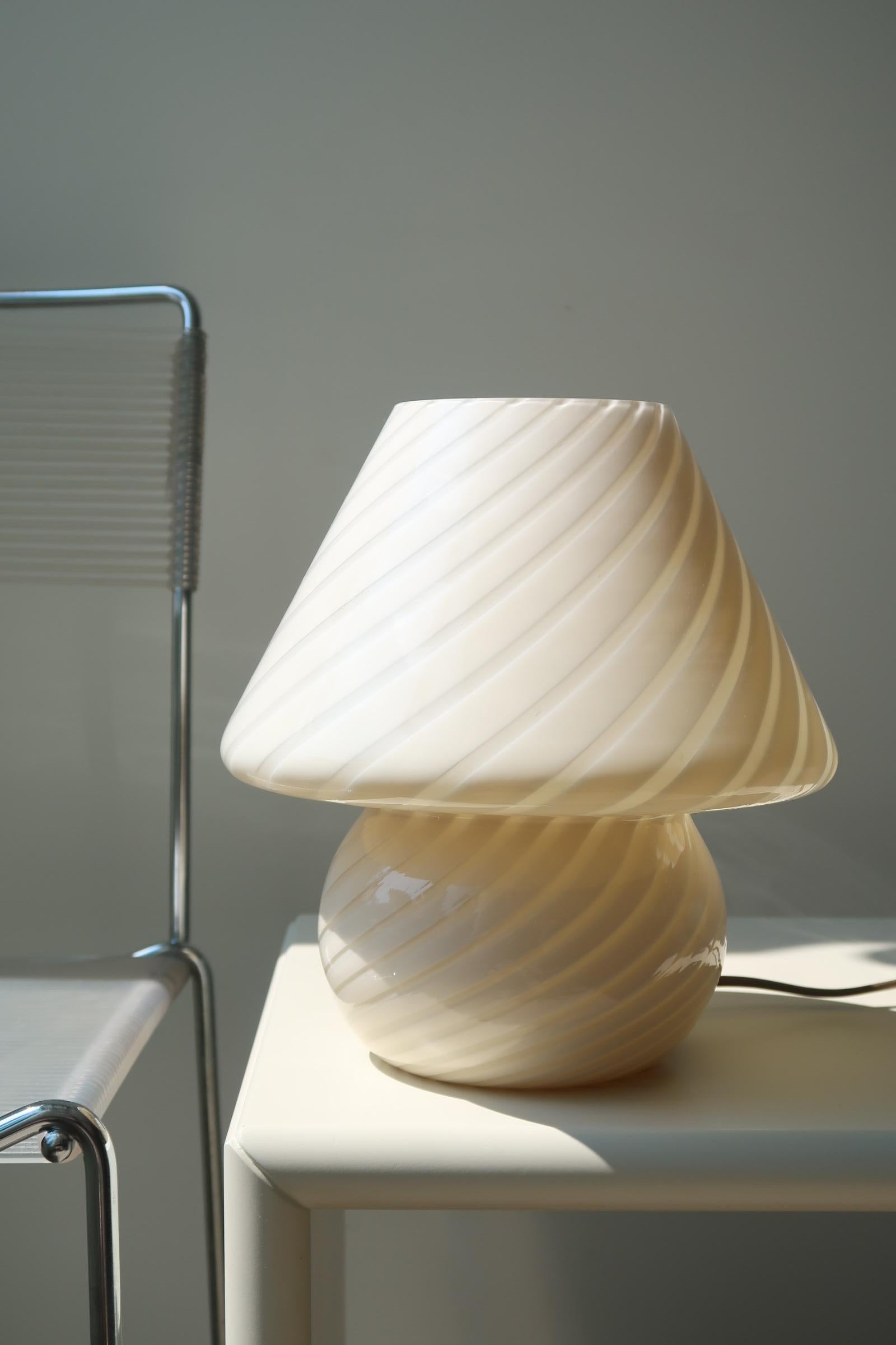 Vintage medium Murano mushroom table lamp in a beautiful cream yellow shade. Mouth-blown in one piece of glass with a swirl pattern. Handmade in Italy, 1960s/70s. ⁠
H: 27 cm D: 24 cm⁠

