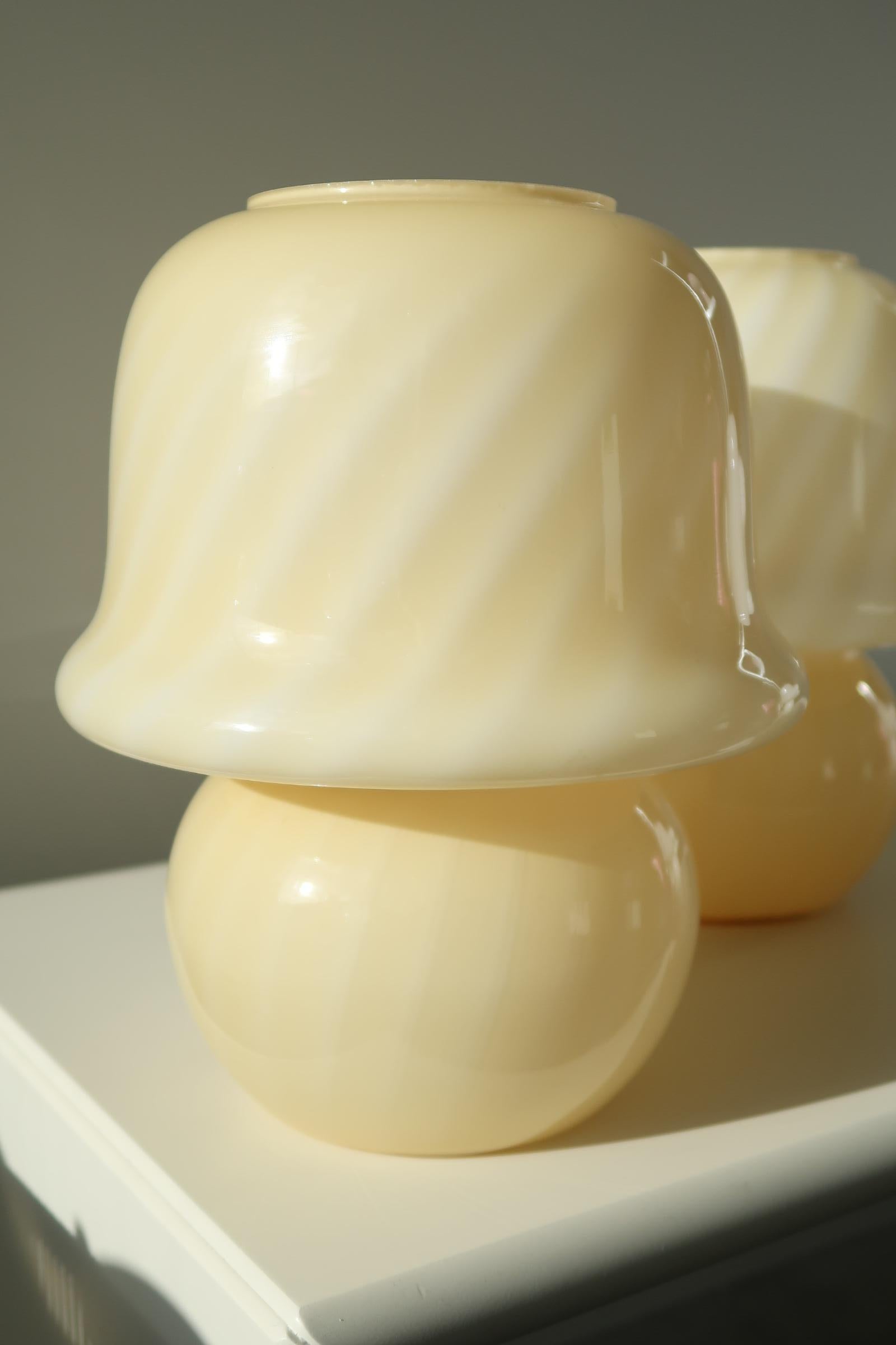 Late 20th Century Rare 1970s Vintage Murano Yellow Swirl Mushroom Table Lamp For Sale