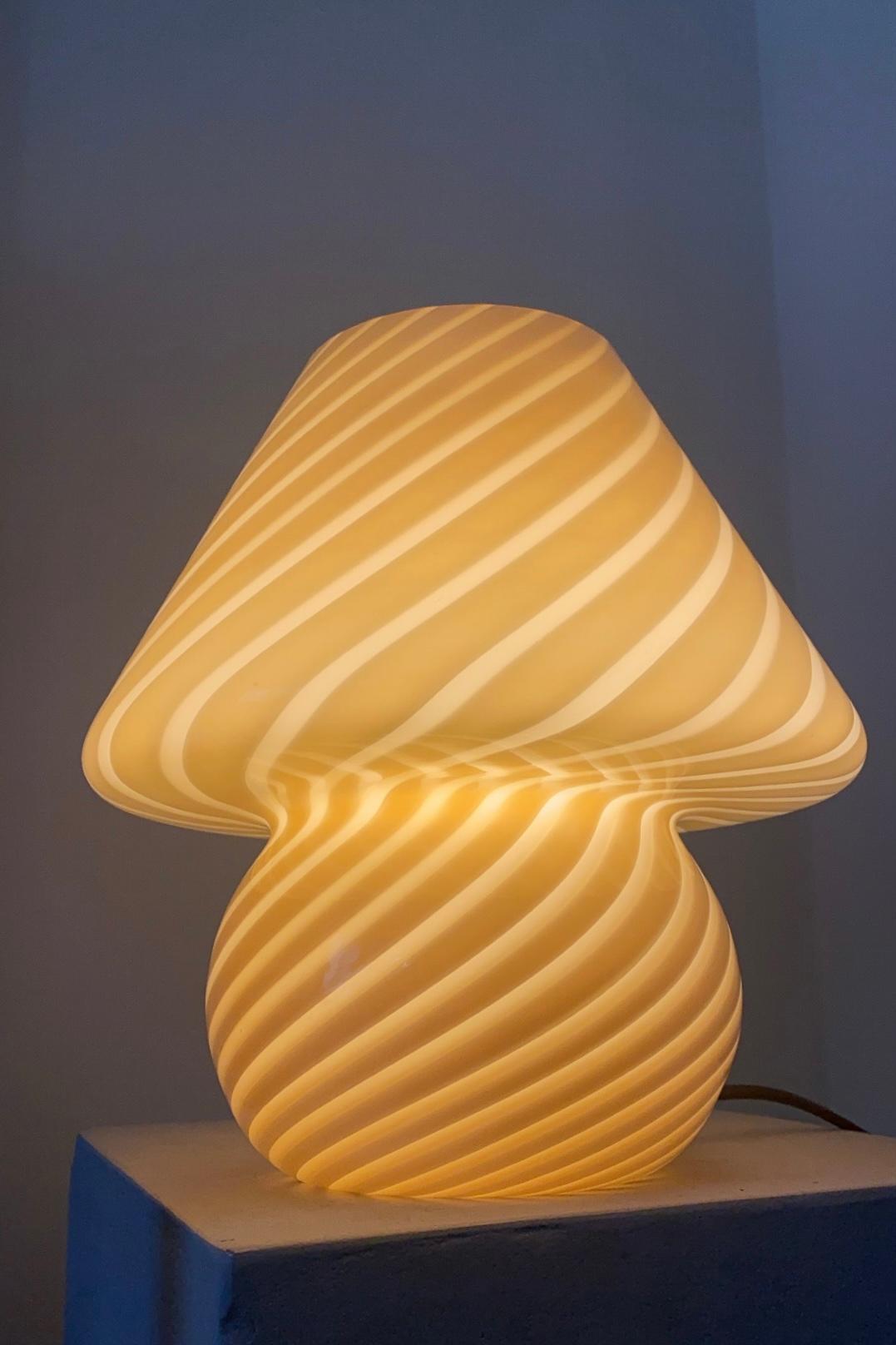 Fin du 20e siècle Rare lampe de bureau champignon jaune tourbillonnant vintage de Murano des années 1970 en vente