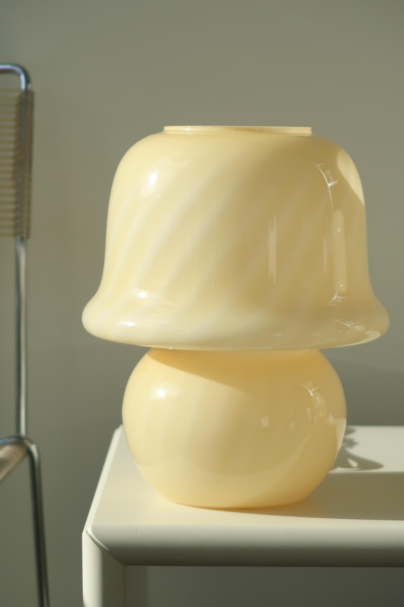 Rare 1970s Vintage Murano Yellow Swirl Mushroom Table Lamp For Sale 1