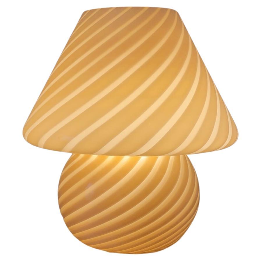 Rare lampe de bureau champignon jaune tourbillonnant vintage de Murano des années 1970 en vente