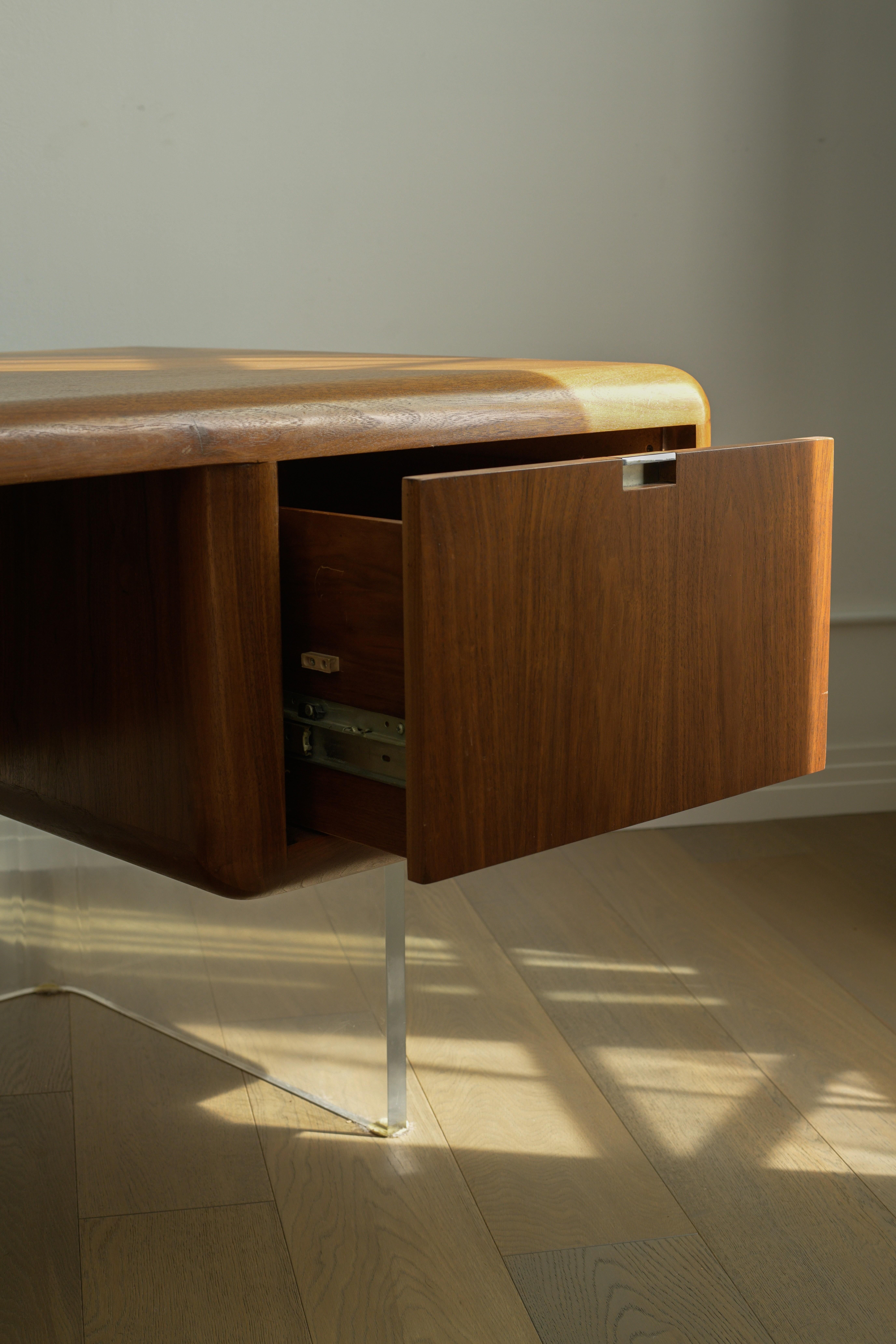 Rare 1970s Vladimir Kagan Walnut & Lucite Executive Desk For Sale 3