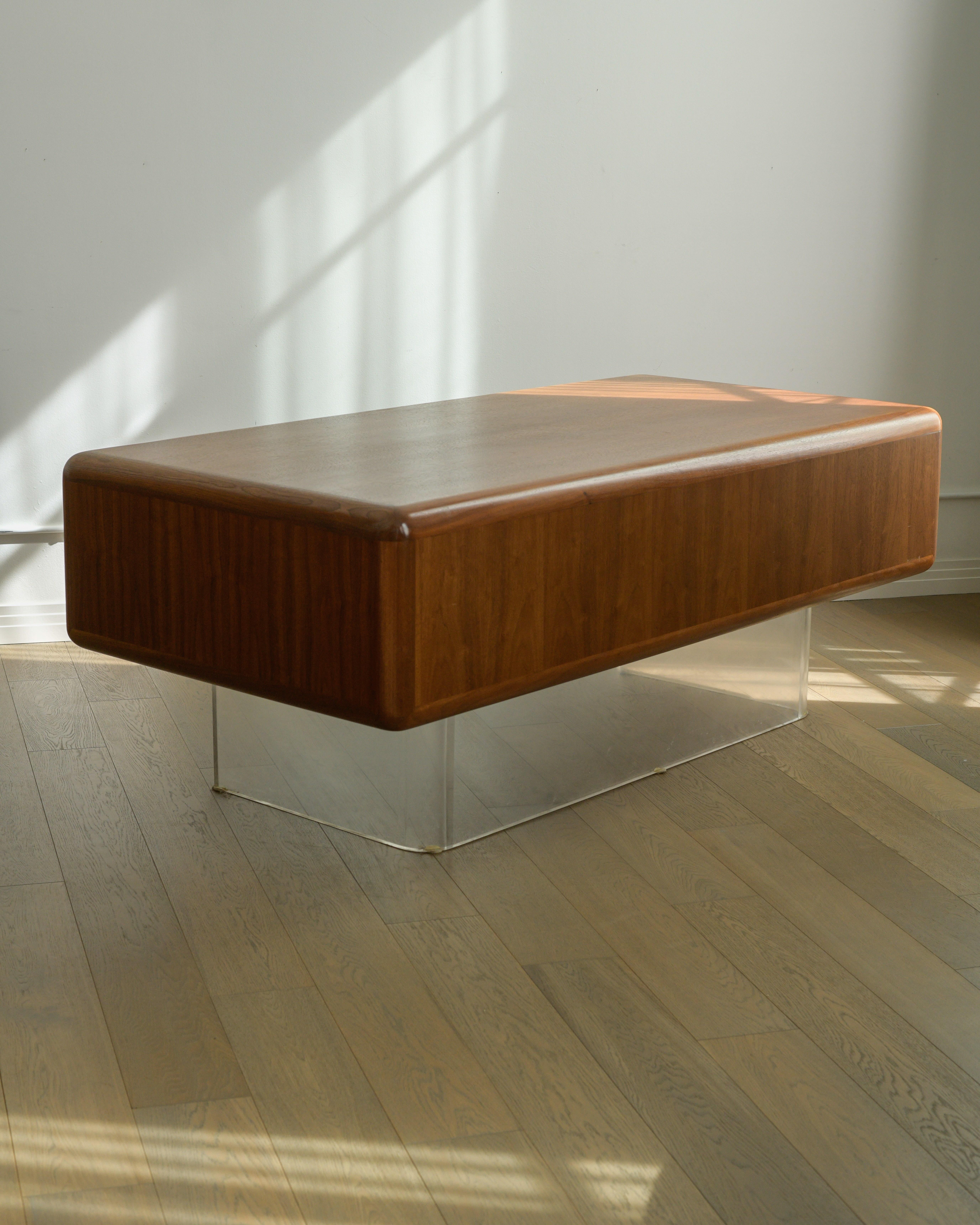 Rare 1970s Vladimir Kagan Walnut & Lucite Executive Desk For Sale 7