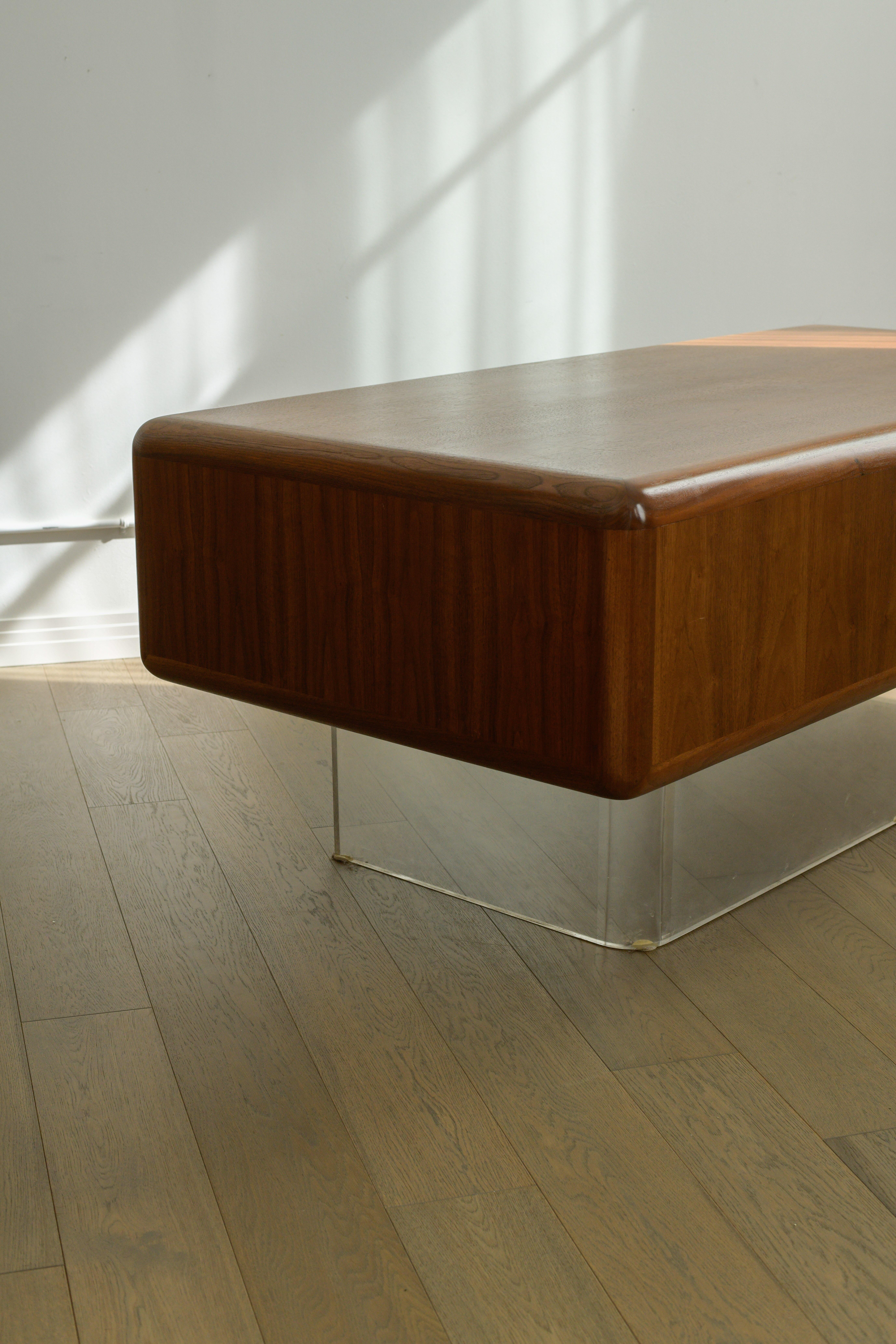 Rare 1970s Vladimir Kagan Walnut & Lucite Executive Desk For Sale 8