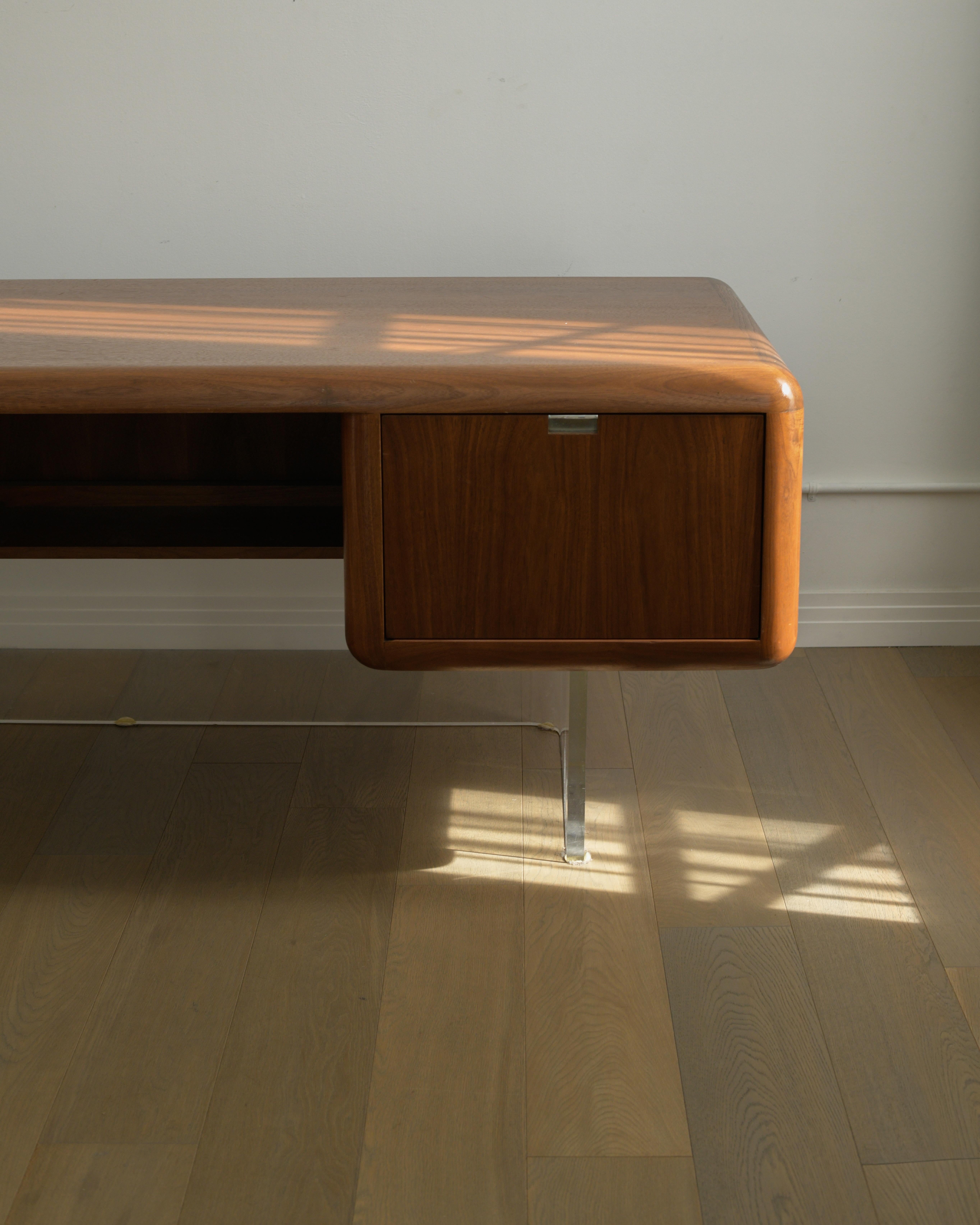 Rare 1970s Vladimir Kagan Walnut & Lucite Executive Desk In Good Condition For Sale In Los Angeles, CA