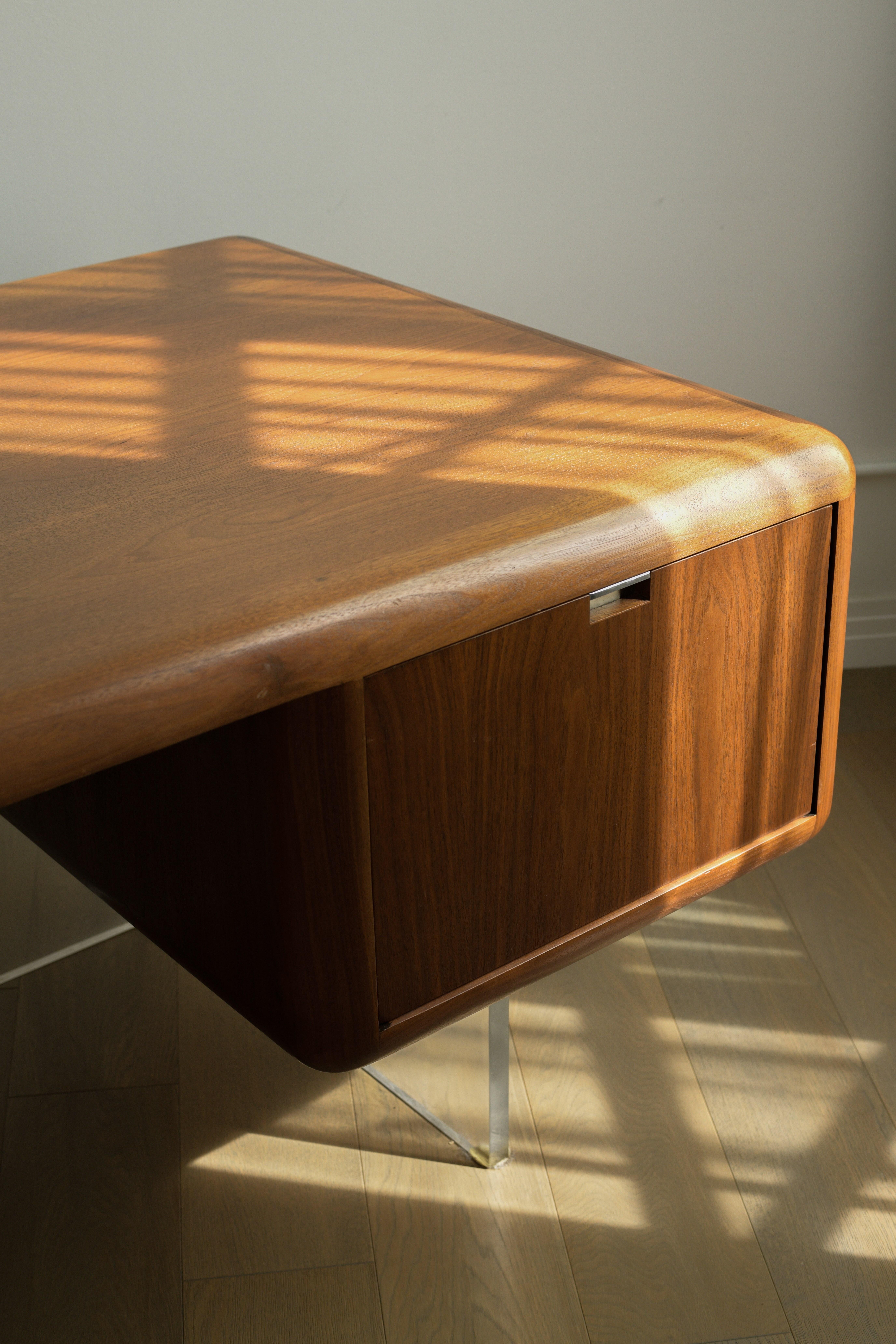 Rare 1970s Vladimir Kagan Walnut & Lucite Executive Desk For Sale 2