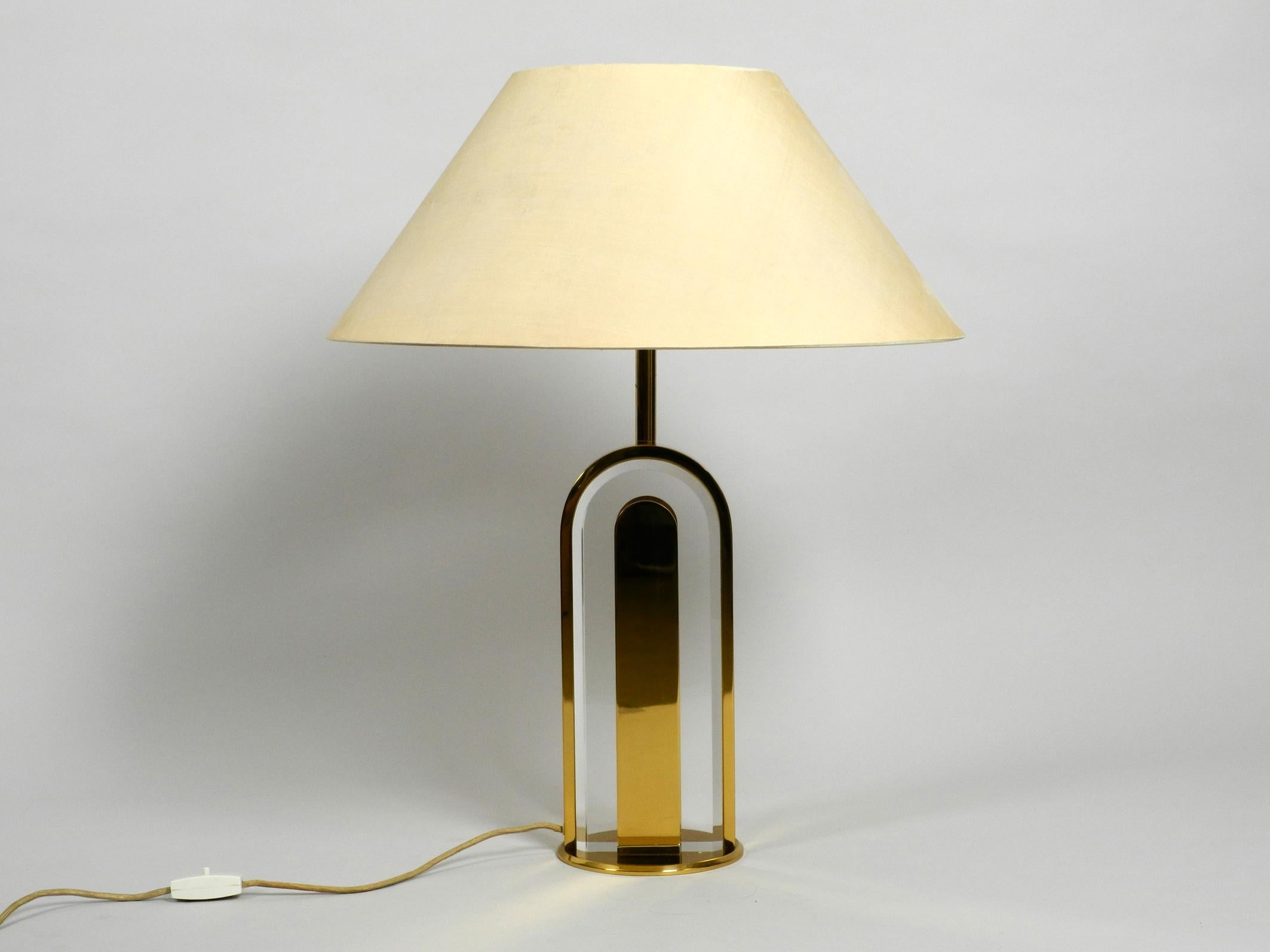 Very rare large table lamp from the Vereinigte Werkstätten collection.
With original label. Made in Germany. Made in the 1970s.
Great very high quality design in original vintage condition.
Made entirely of heavy brass and solid glass.
Lamp is