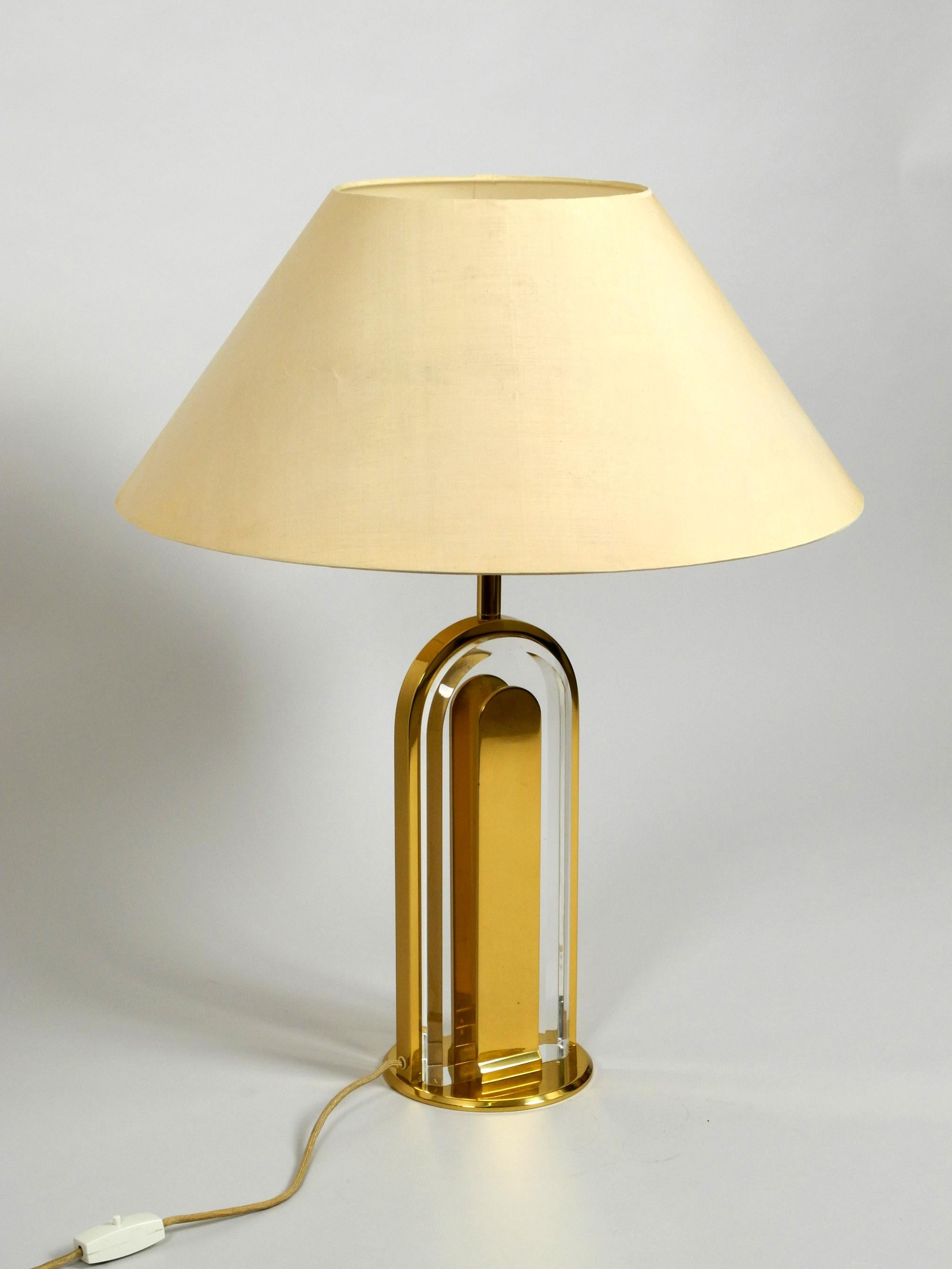 Allemand Rare très grande lampe de table en laiton et verre de la collection Vereinigte Werkstätten en vente