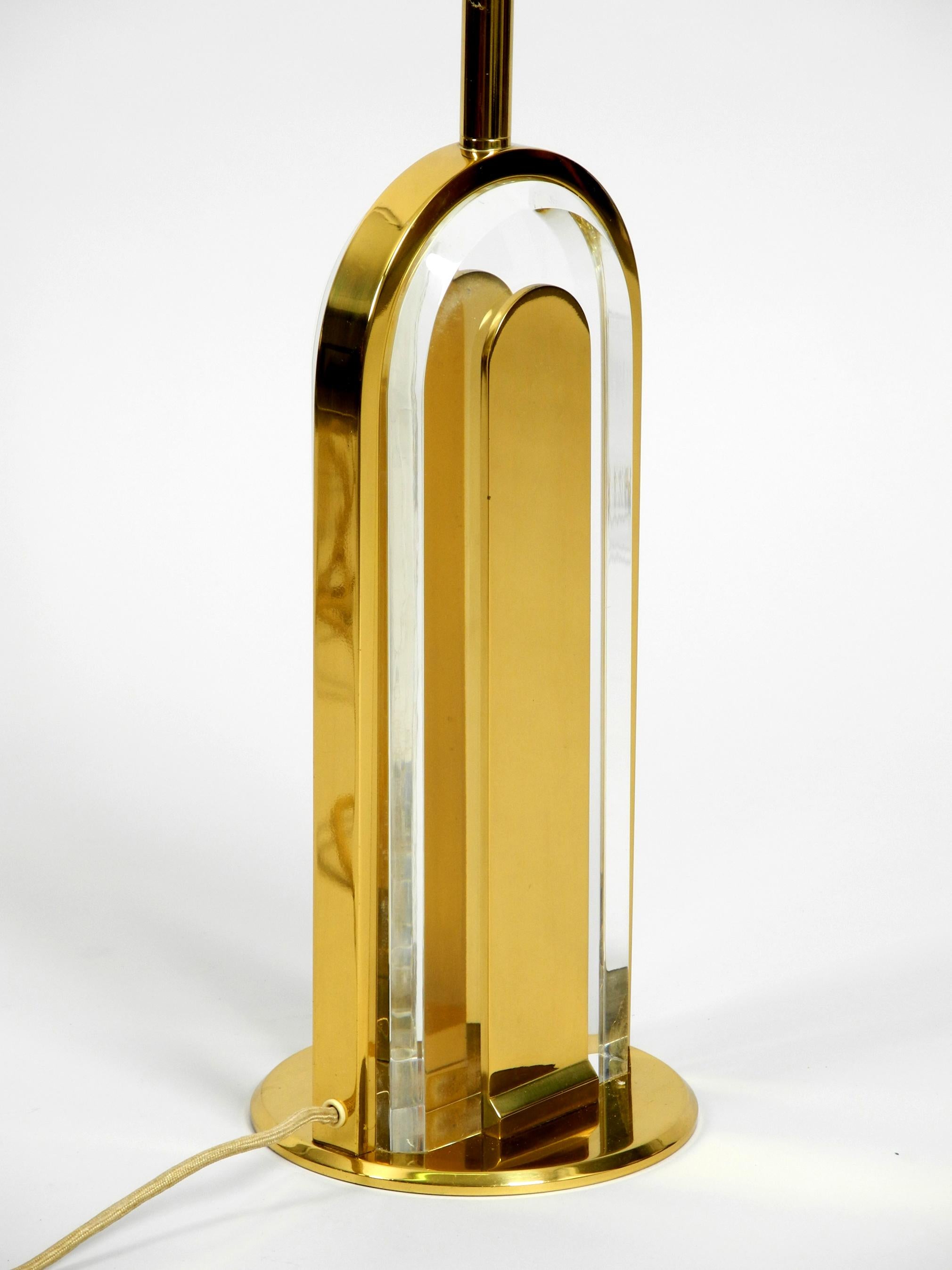 Laiton Rare très grande lampe de table en laiton et verre de la collection Vereinigte Werkstätten en vente