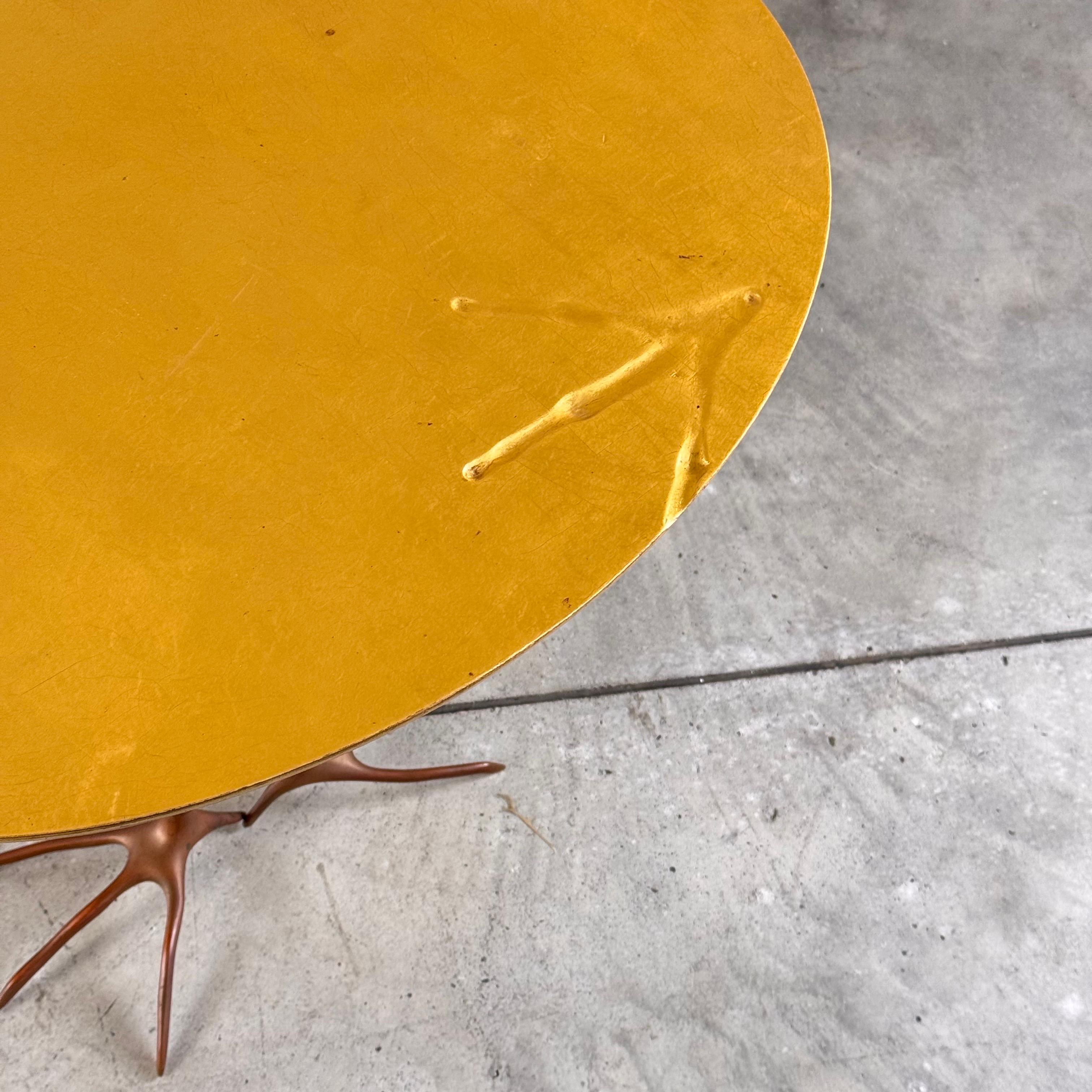Laiton Rare table Traccia Meret Oppenheim, Studio Simon, collection Ultramobili, 1972 en vente
