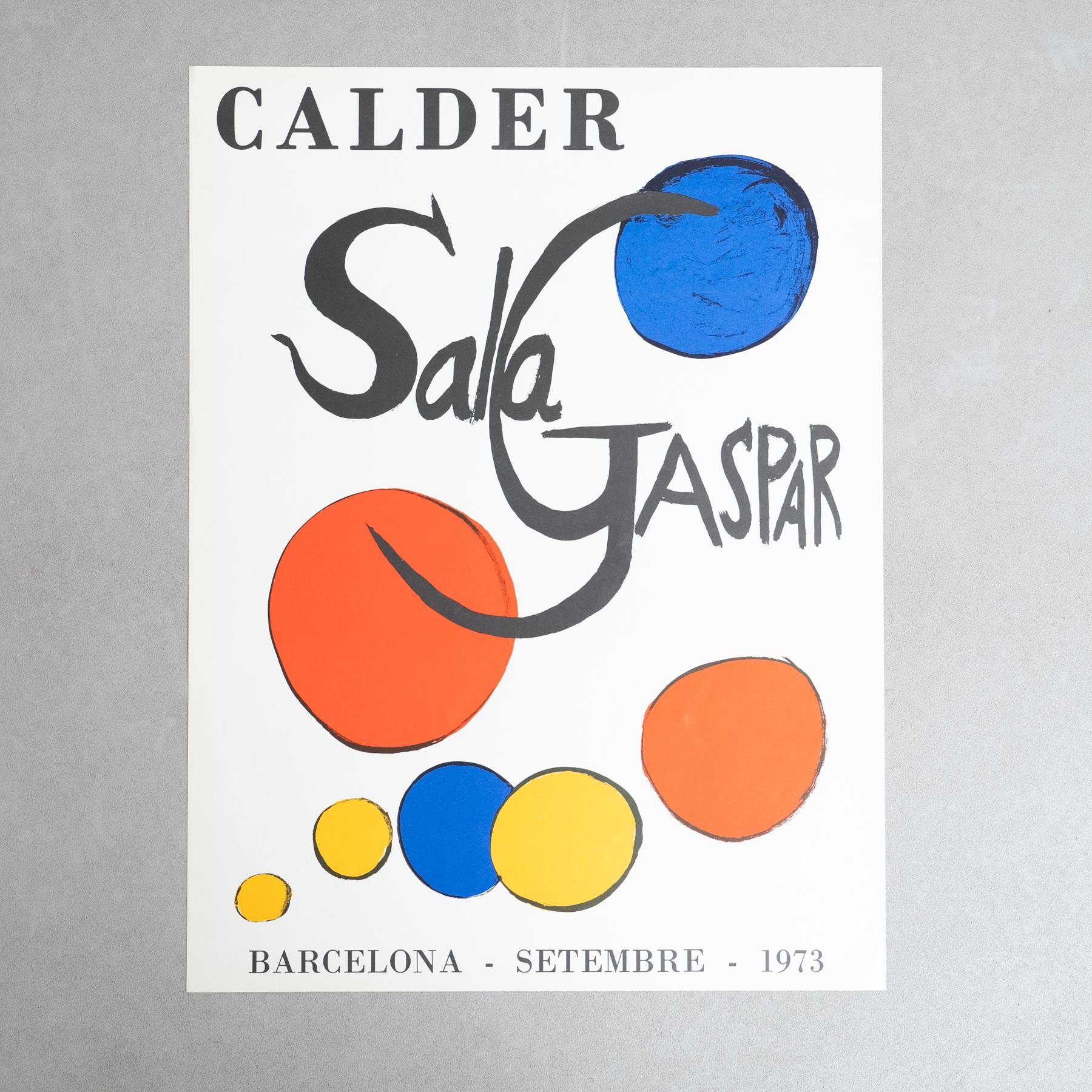 Sumérgete en la elegancia atemporal del arte moderno con este póster de exposición original de 1973 del legendario Alexander Calder. Con un diseño cautivador que refleja la característica exploración de Calder de la forma y el movimiento, esta pieza