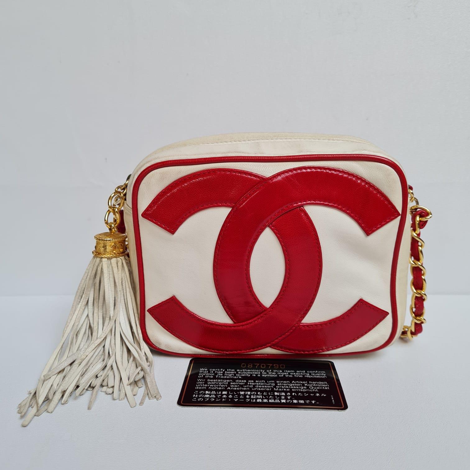 Seltene 1980er Chanel Mini-Kameratasche mit Quaste im Angebot 3