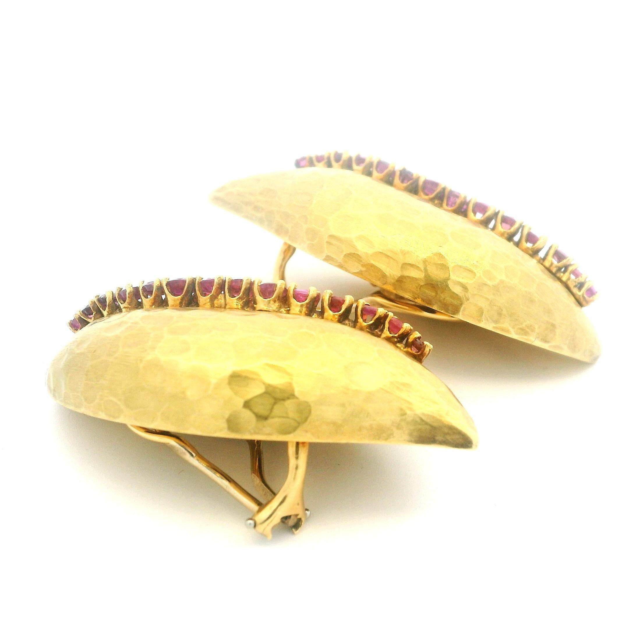 Seltene 1980er Jahre  Forza Italian 18K Hammered Gold & Ruby Skulptur Ohrringe, signiert im Angebot 4