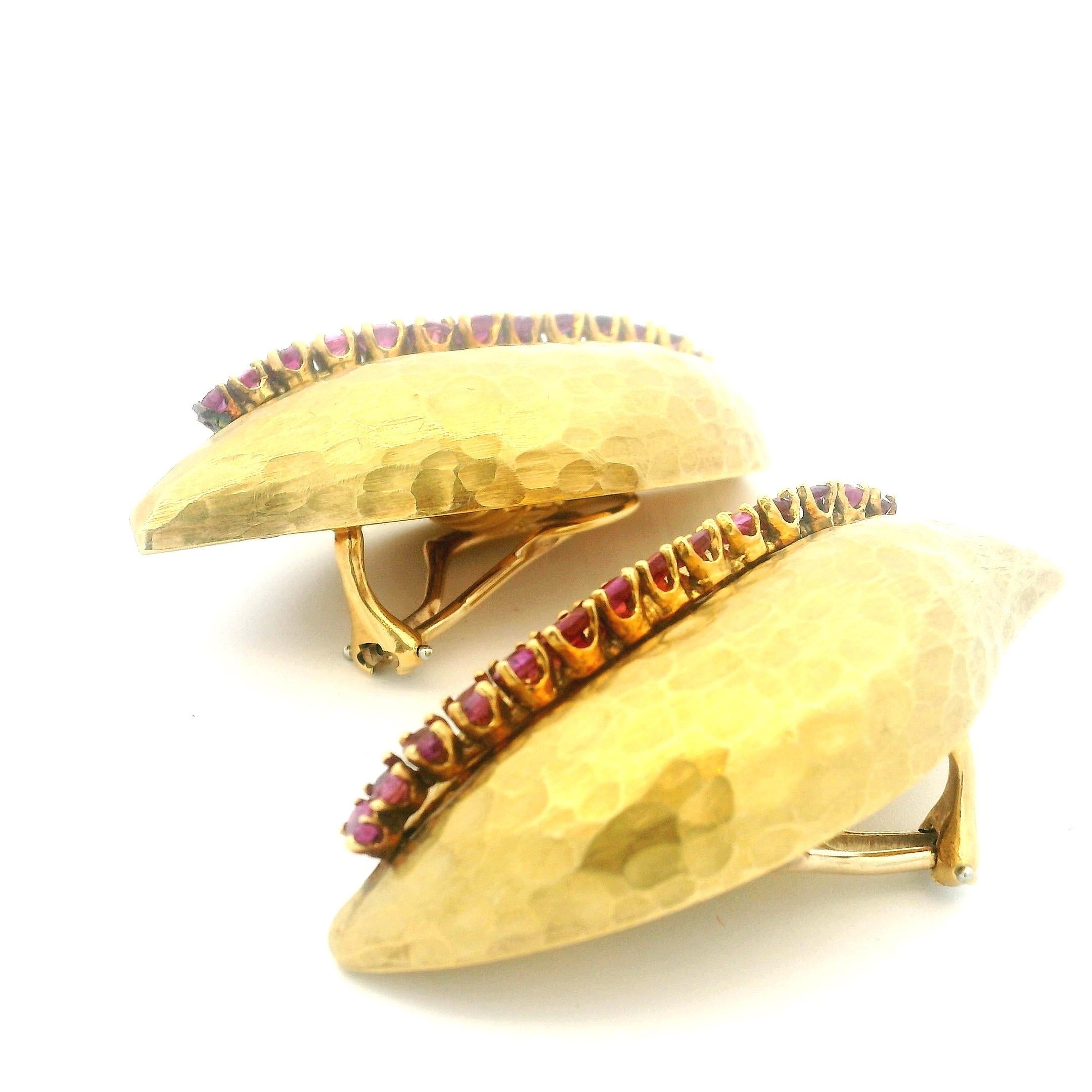 Seltene 1980er Jahre  Forza Italian 18K Hammered Gold & Ruby Skulptur Ohrringe, signiert im Angebot 5