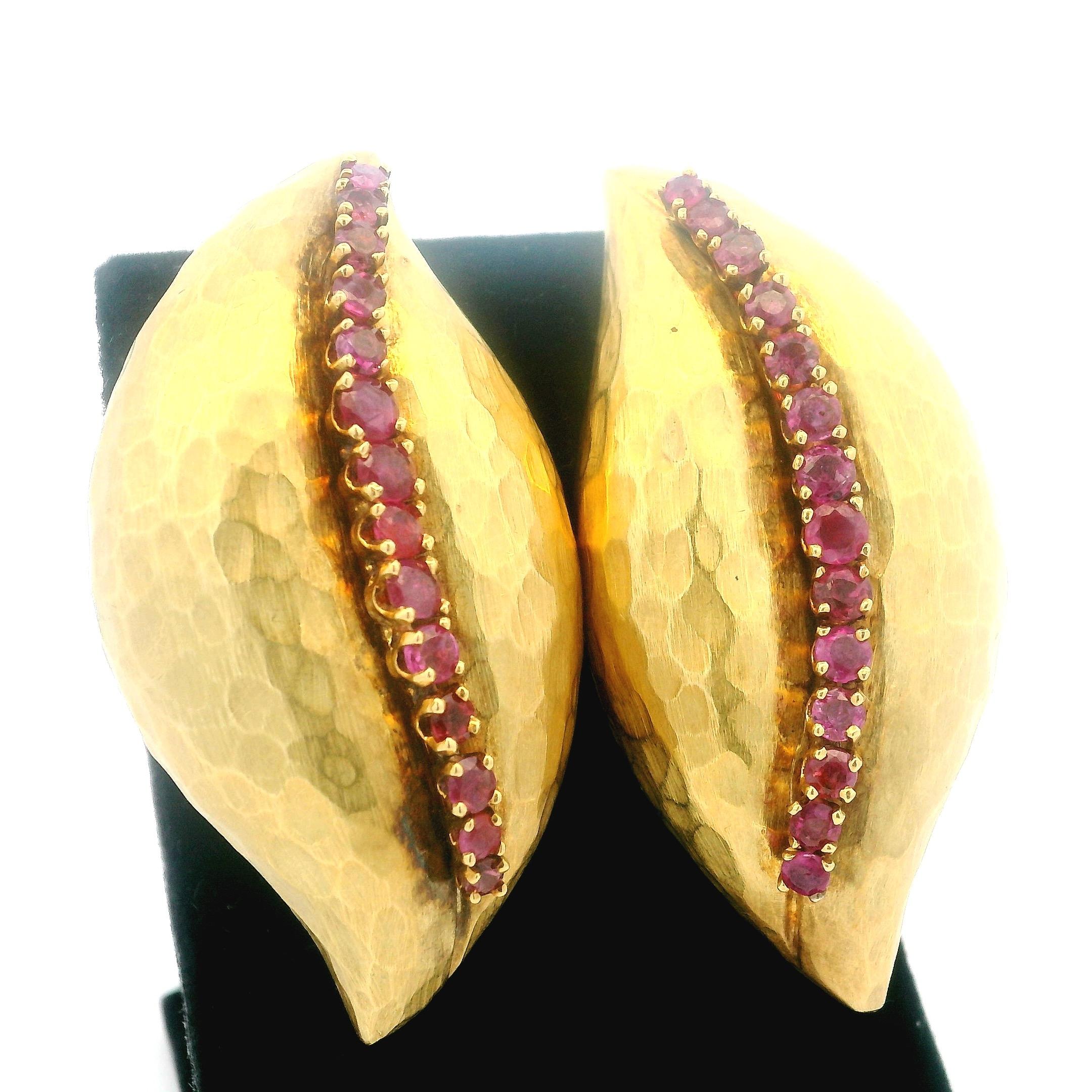 Seltene 1980er Jahre  Forza Italian 18K Hammered Gold & Ruby Skulptur Ohrringe, signiert im Angebot 11