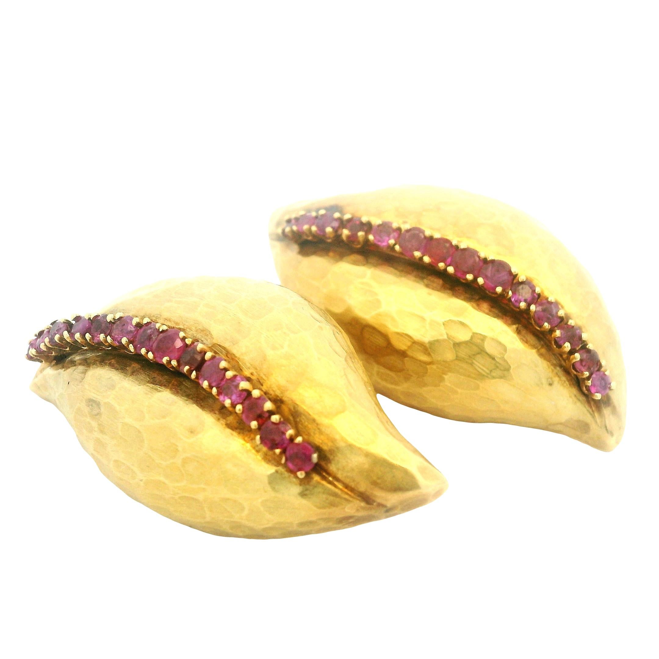 Seltene 1980er Jahre  Forza Italian 18K Hammered Gold & Ruby Skulptur Ohrringe, signiert (Modernistisch) im Angebot