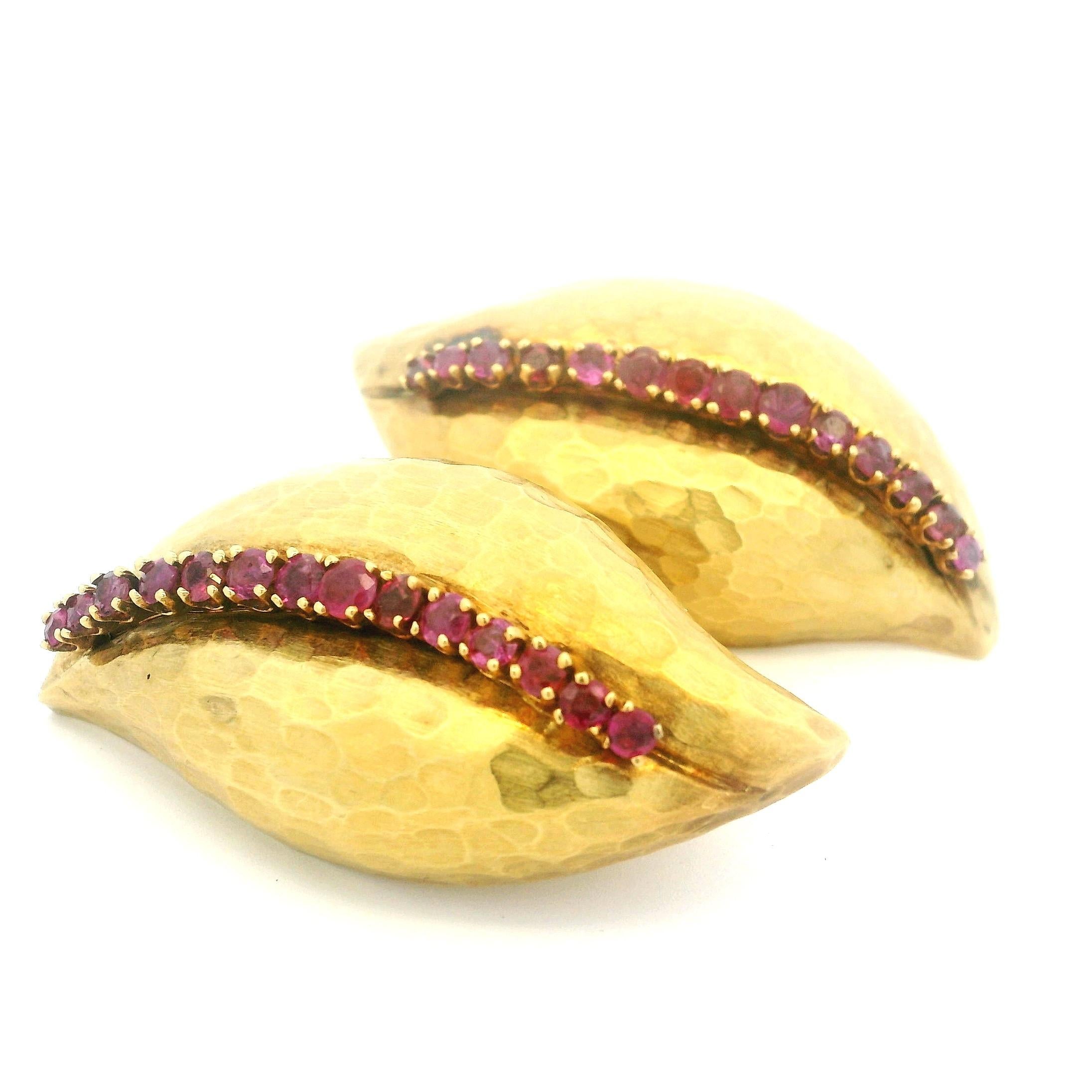 Seltene 1980er Jahre  Forza Italian 18K Hammered Gold & Ruby Skulptur Ohrringe, signiert im Zustand „Hervorragend“ im Angebot in Miami, FL