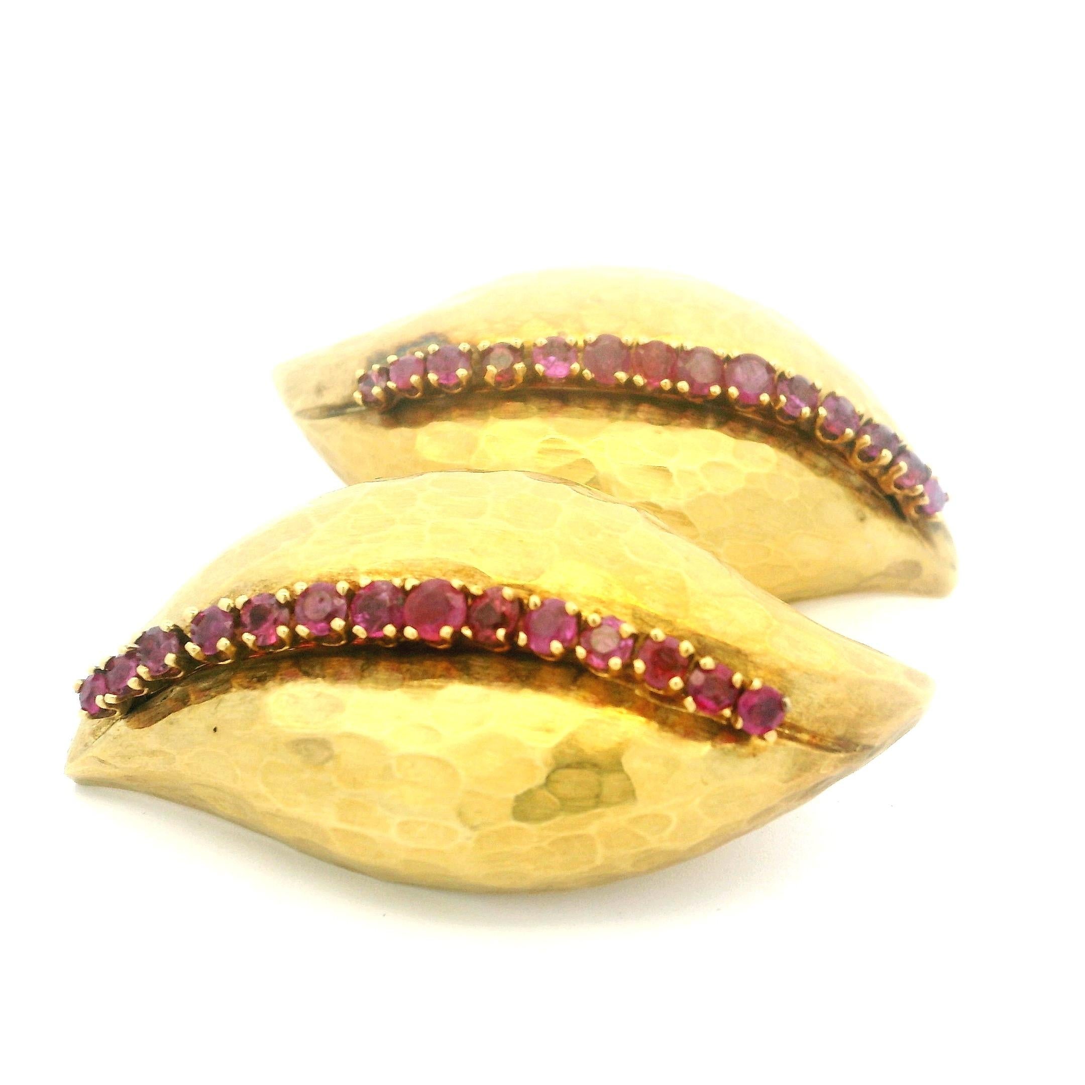 Seltene 1980er Jahre  Forza Italian 18K Hammered Gold & Ruby Skulptur Ohrringe, signiert Damen im Angebot