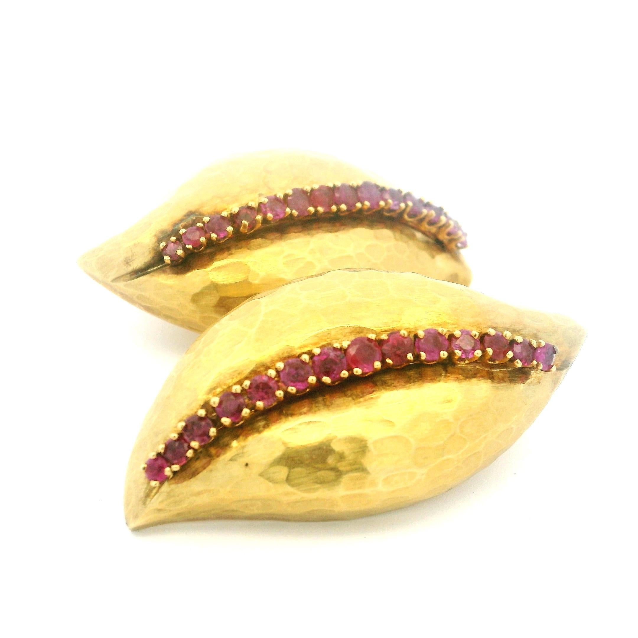 Seltene 1980er Jahre  Forza Italian 18K Hammered Gold & Ruby Skulptur Ohrringe, signiert im Angebot 1