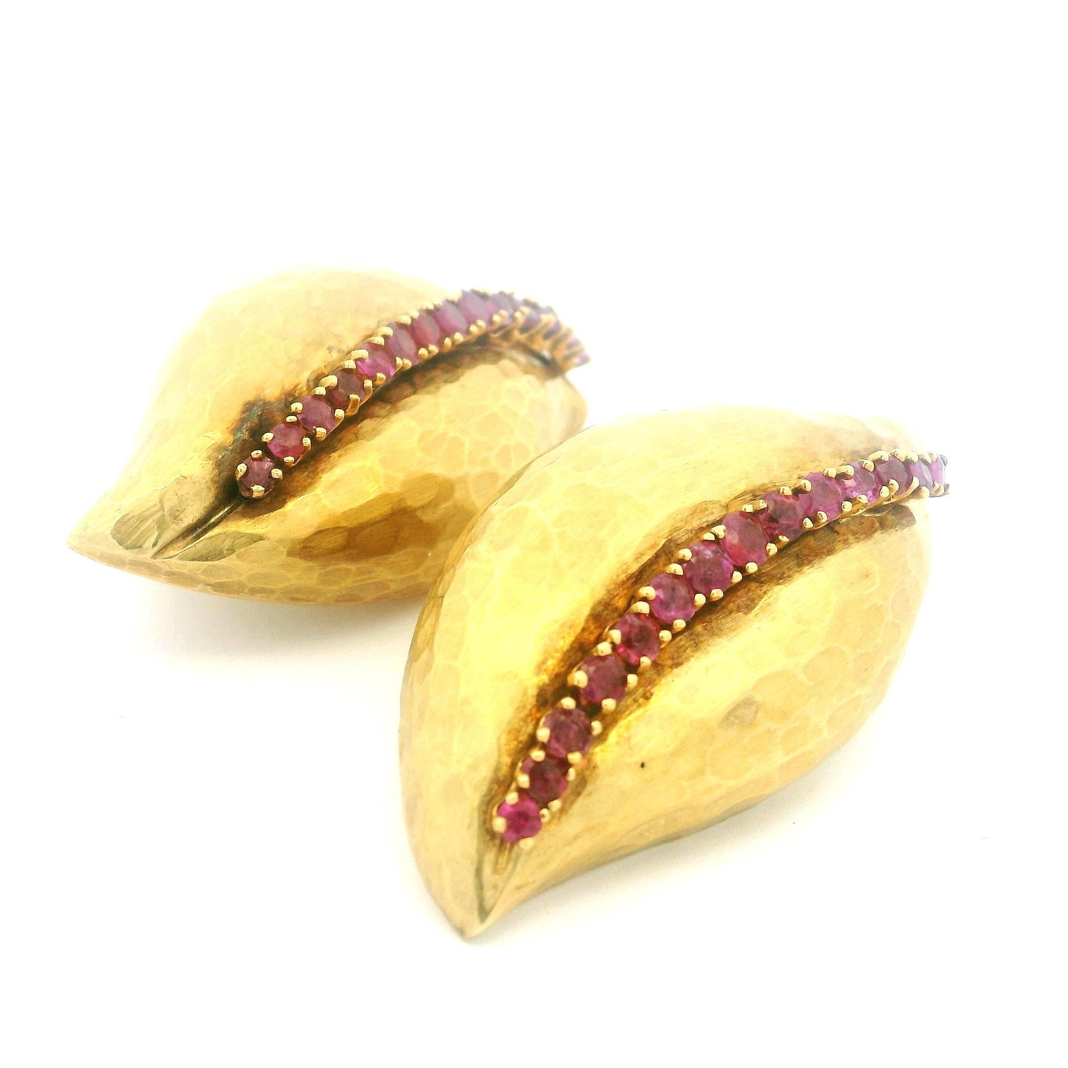 Seltene 1980er Jahre  Forza Italian 18K Hammered Gold & Ruby Skulptur Ohrringe, signiert im Angebot 2