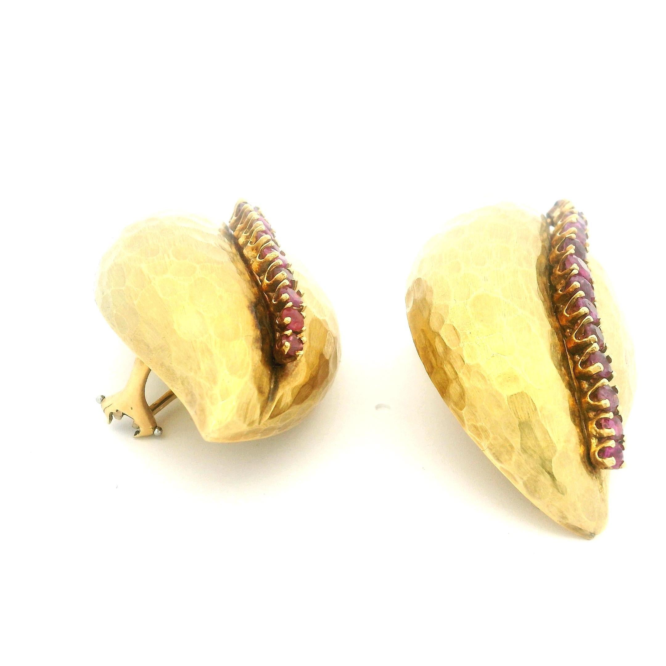 Seltene 1980er Jahre  Forza Italian 18K Hammered Gold & Ruby Skulptur Ohrringe, signiert im Angebot 3