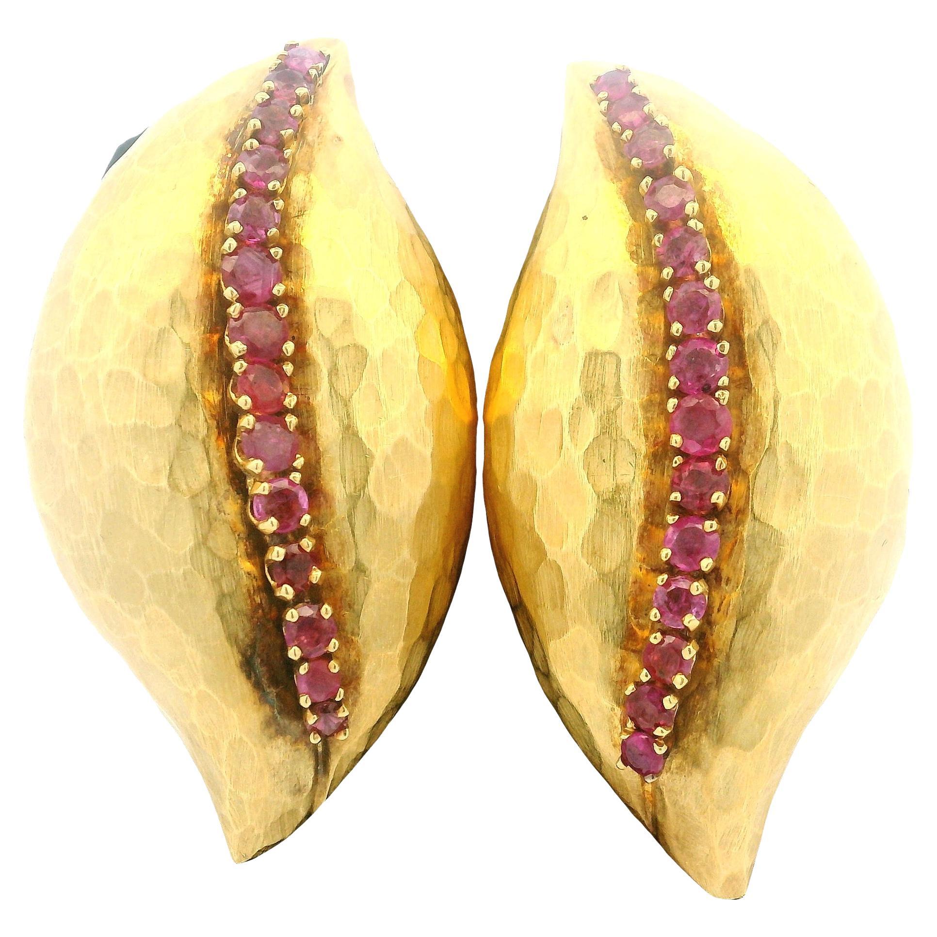 Seltene 1980er Jahre  Forza Italian 18K Hammered Gold 
Ruby Skulptur Ohrringe, signiert im Angebot