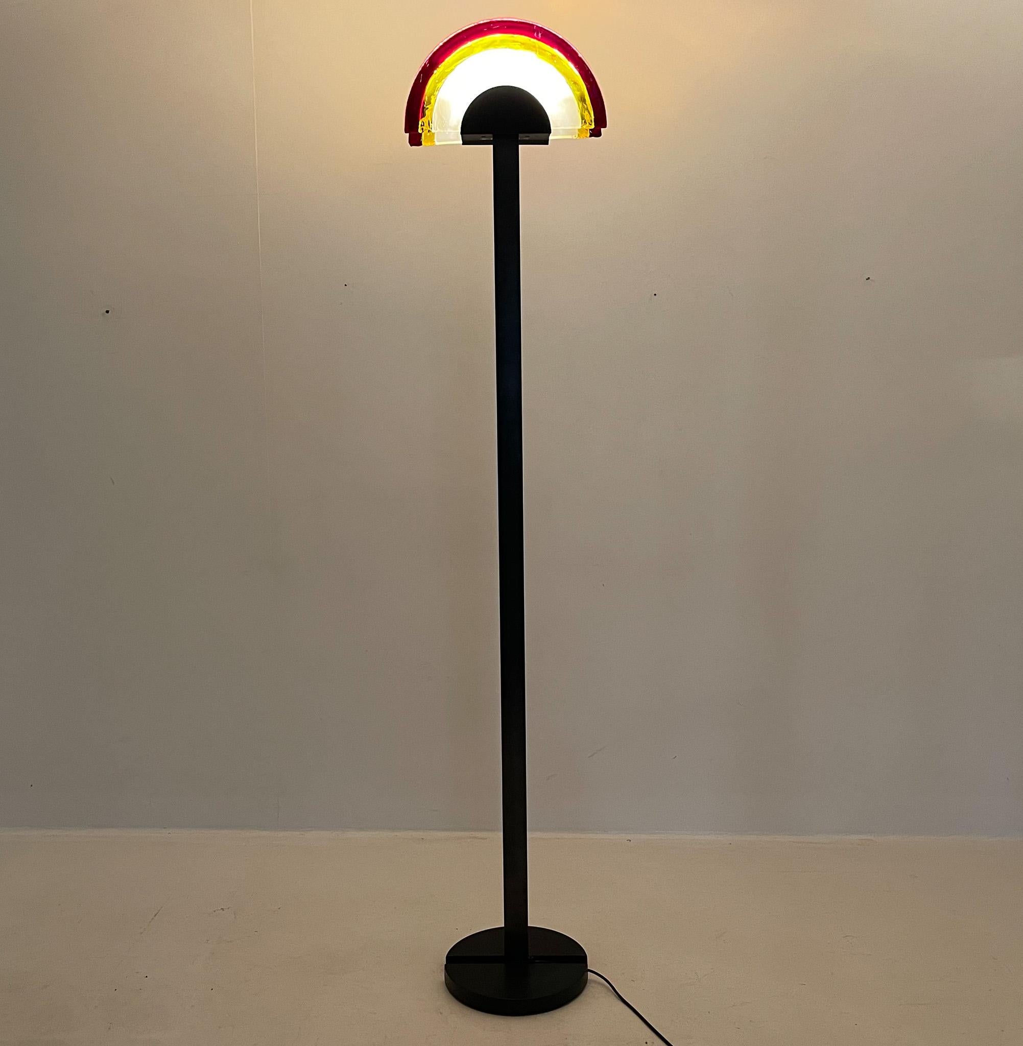 Mid-Century Modern Rare lampadaire italien des années 1980 AV Mazzega, étiqueté, avec monogramme en vente
