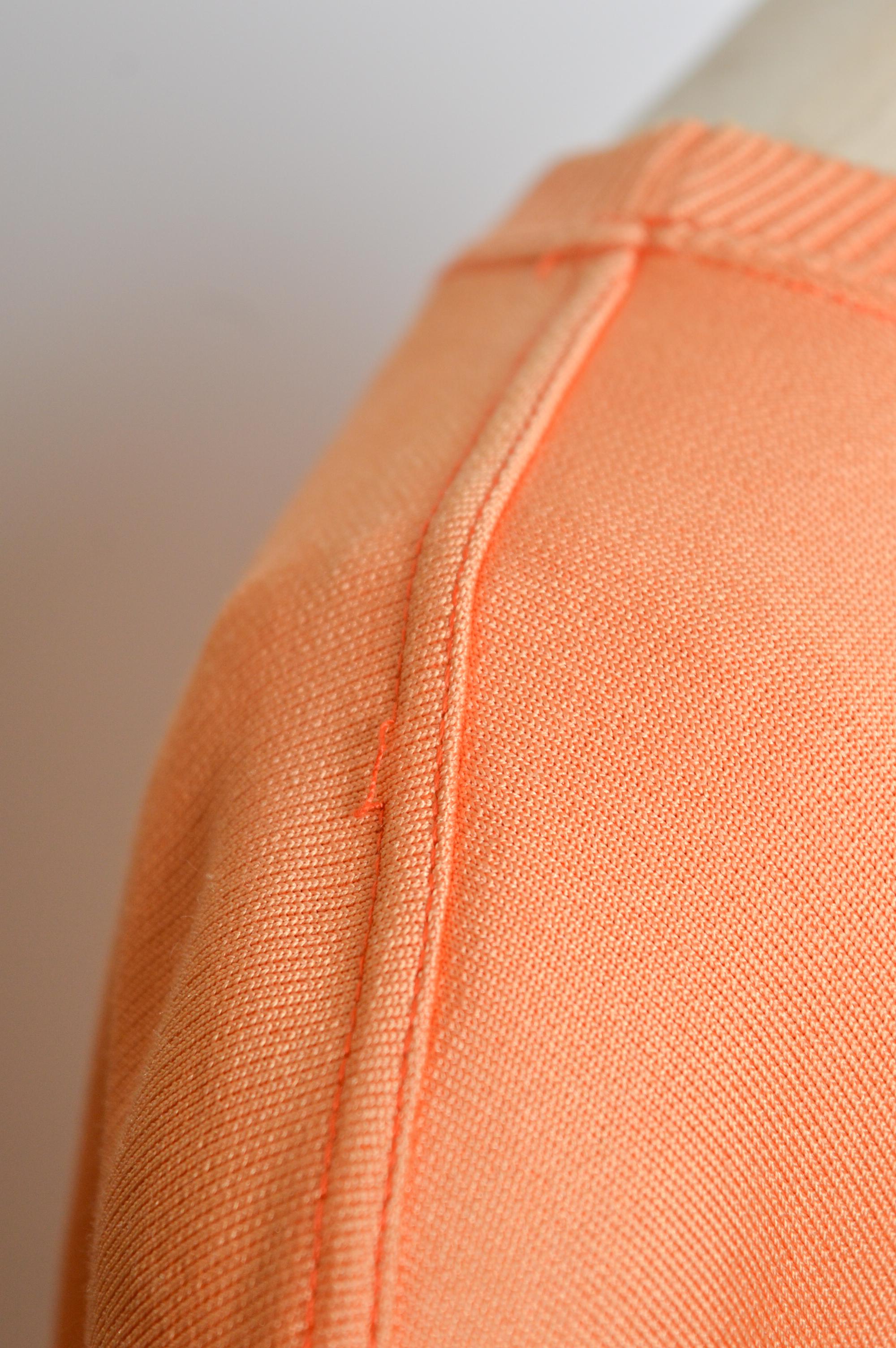 Seltener 1980er Jean Charles de Castelbajac ICEBERG signiert 2 von 125 orangefarbenem Pullover, signiert im Angebot 10