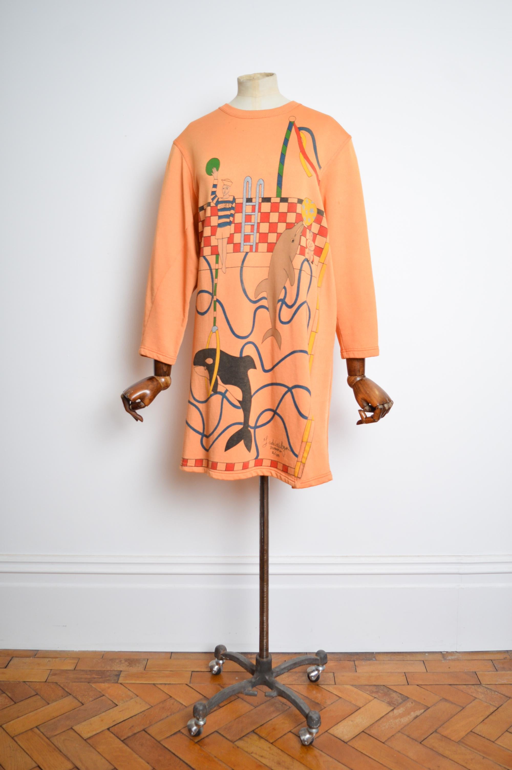 Hervorragende 1980er Jean Charles de Castelbajac Hand signiert und nummeriert (2 von 125) lange orange Sweatshirt mit verspielten Darstellungen von Delphinen und Orca-Wale. 
IN ITALIEN GEFERTIGT
Grube zu Grube; 24