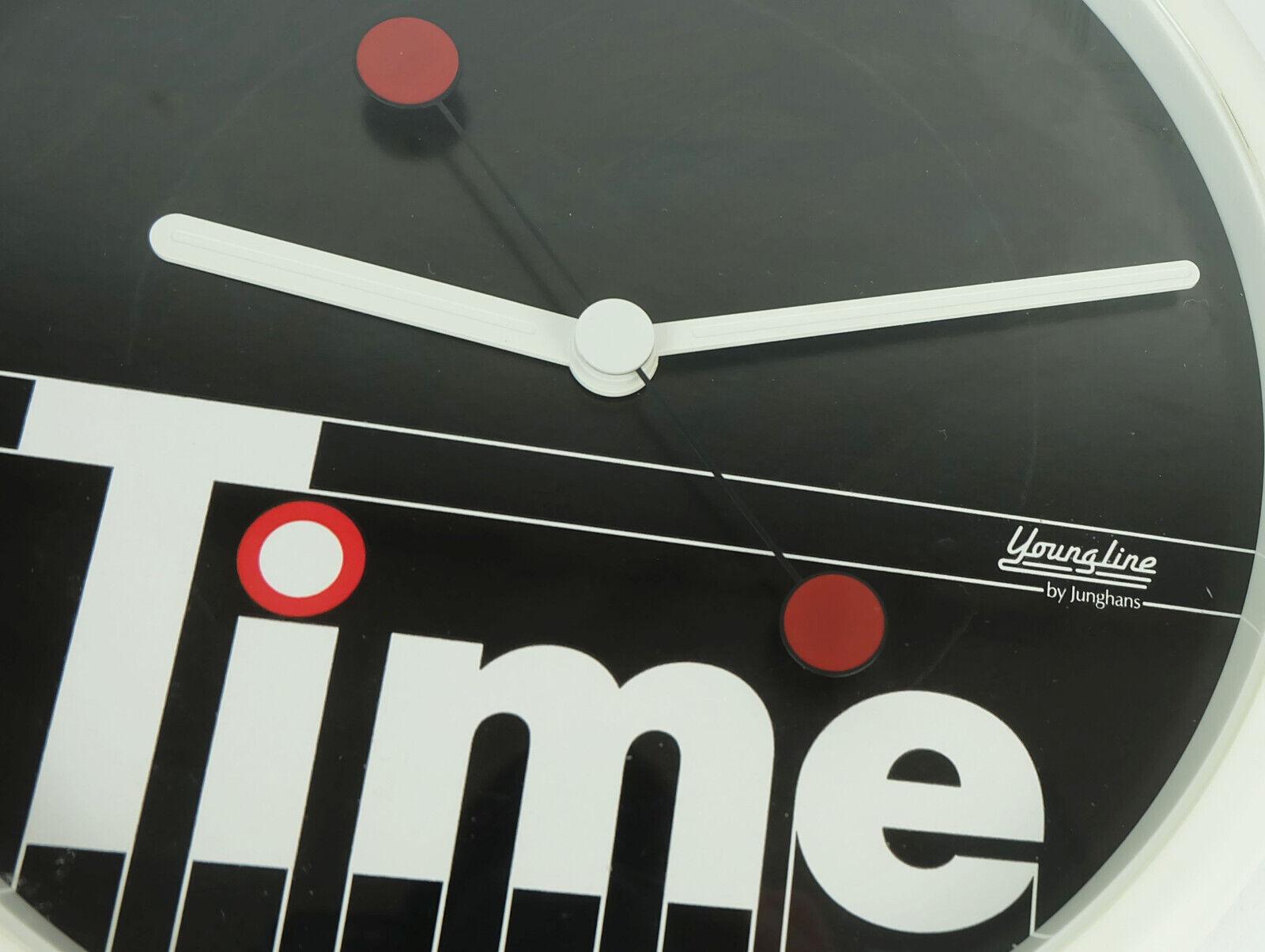 Superbe et rare horloge murale des années 1980 de Junghans Youngline. Fabriqué en plastique noir et blanc avec des accents rouges. Design/One typique des années 1980. Horloge à pile de Junghans (livraison sans pile). 

Dimensions en cm :
Diamètre 22